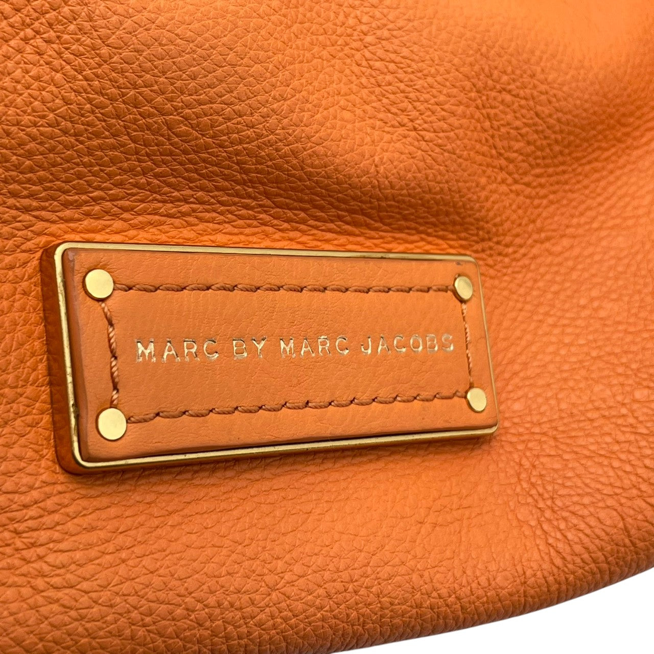 【美品】マークバイマークジェイコブス バッグ ハンドバッグ ショルダーバッグ 2WAY クラシック Q サッチェル 本革 レザー オレンジ ゴールド金具 斜め掛け 肩掛け クラシック エレガント スタイリッシュ 上品 お出かけ 旅行 デイリー 通勤 S10