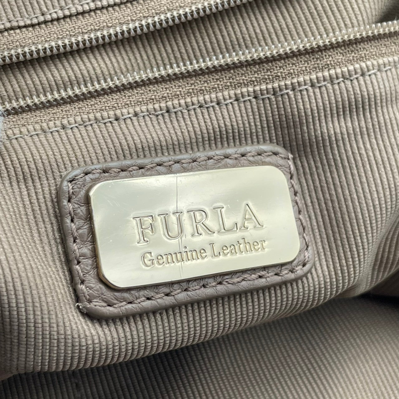 フルラ バッグ FURLA ショルダーバッグ ハンドバッグ ワンショルダー 肩掛け 斜め掛け可能 レザー 本革 グレージュ ベージュ系 ゴールド金具 クラシック エレガント スタイリッシュ カジュアル 上品 A4収納 大容量 お出かけ 旅行 デイリー S10