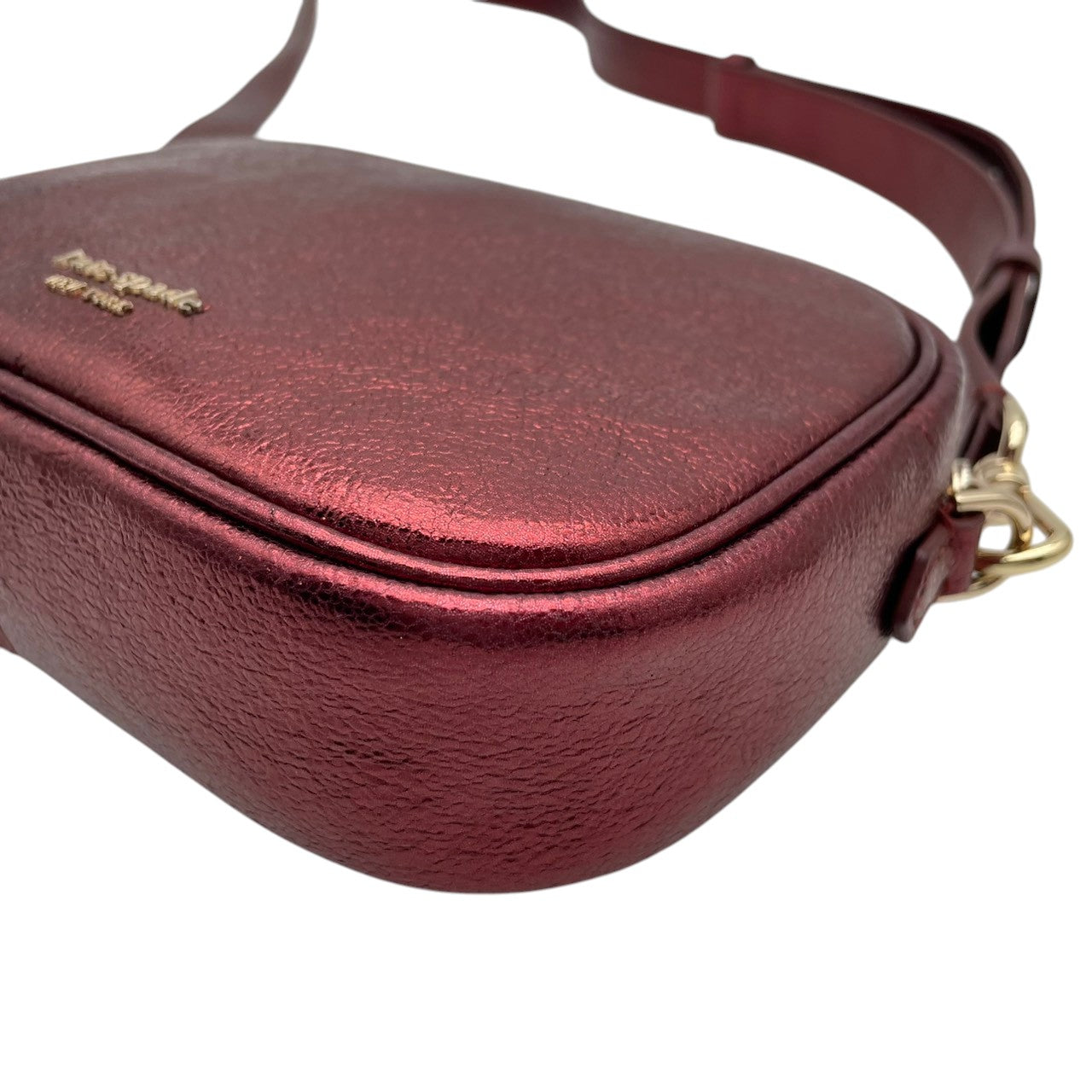 【美品】ケイトスペード バッグ 渡辺直美 コラボ 限定カプセルコレクション スモール カメラバッグ ショルダーバッグ 斜め掛け 肩掛け ポシェット 本革 メタリックピンク ボルドー系 ゴールド金具 エレガント スタイリッシュ カジュアル デイリー S15