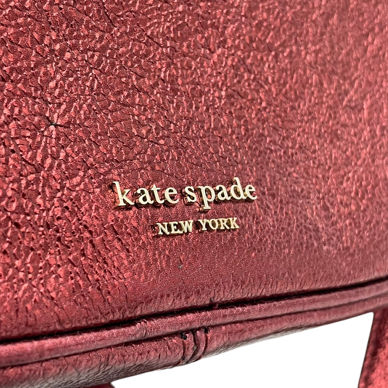 【美品】ケイトスペード バッグ 渡辺直美 コラボ 限定カプセルコレクション スモール カメラバッグ ショルダーバッグ 斜め掛け 肩掛け ポシェット 本革 メタリックピンク ボルドー系 ゴールド金具 エレガント スタイリッシュ カジュアル デイリー S15