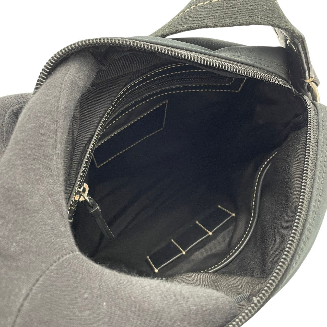 【美品】コーチ バッグ ナイロン レザー 縦型 ショルダーバッグ クロスボディ 斜め掛け ポシェット 軽量 ブラック 黒 シルバー金具 エレガント スタイリッシュ カジュアル メンズ レディース 人気 定番 鞄 70131 S31