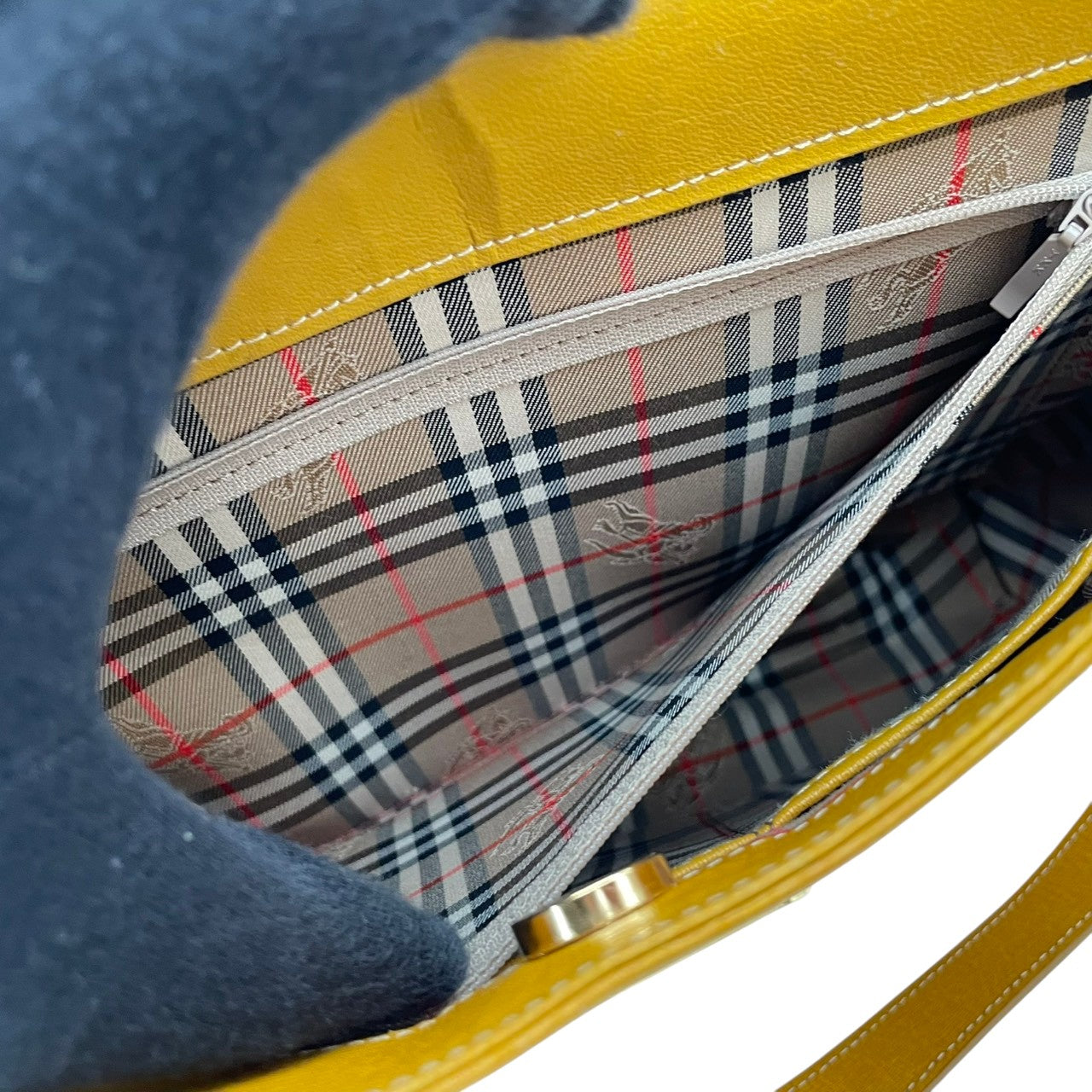 Burberry バーバリー バッグ バーバリーズ ヴィンテージ レザー パテントレザー ショルダーバッグ ワンショルダー 肩掛け イエロー 黄色 キャメル ブラウン 茶系 ゴールド金具 ロゴプレート レトロ レディース 人気 定番 鞄 S32