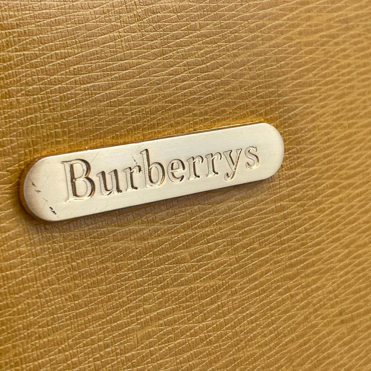 Burberry バーバリー バッグ バーバリーズ ヴィンテージ レザー パテントレザー ショルダーバッグ ワンショルダー 肩掛け イエロー 黄色 キャメル ブラウン 茶系 ゴールド金具 ロゴプレート レトロ レディース 人気 定番 鞄 S32