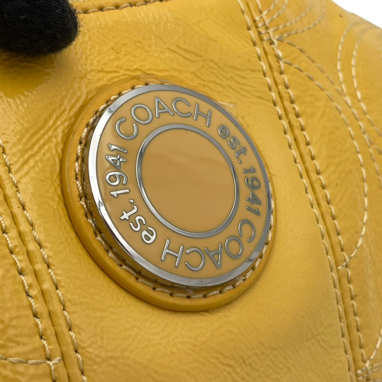 COACH コーチ バッグ シグネチャー エナメル パッチワーク ホーボー ショルダーバッグ ワンショルダー 肩掛け パテントレザー レザー 本革 イエロー 黄色 シルバー金具 エレガント スタイリッシュ カジュアル レディース 女性 定番 人気 鞄 F19282 S80
