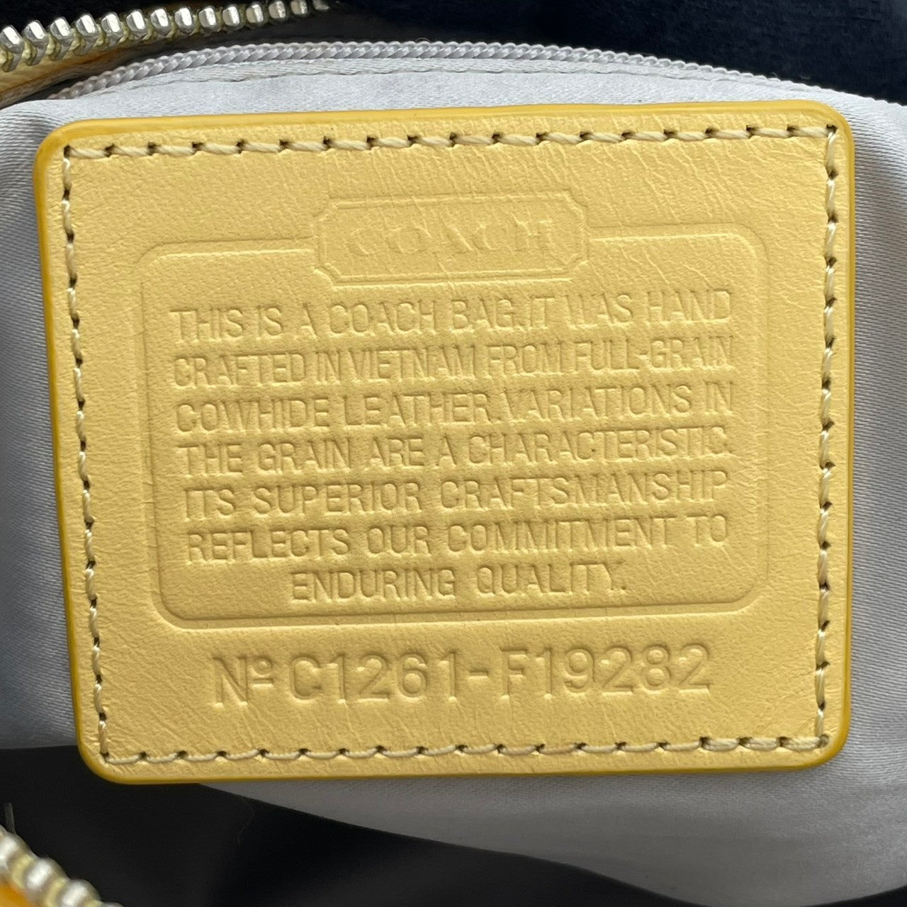COACH コーチ バッグ シグネチャー エナメル パッチワーク ホーボー ショルダーバッグ ワンショルダー 肩掛け パテントレザー レザー 本革 イエロー 黄色 シルバー金具 エレガント スタイリッシュ カジュアル レディース 女性 定番 人気 鞄 F19282 S80