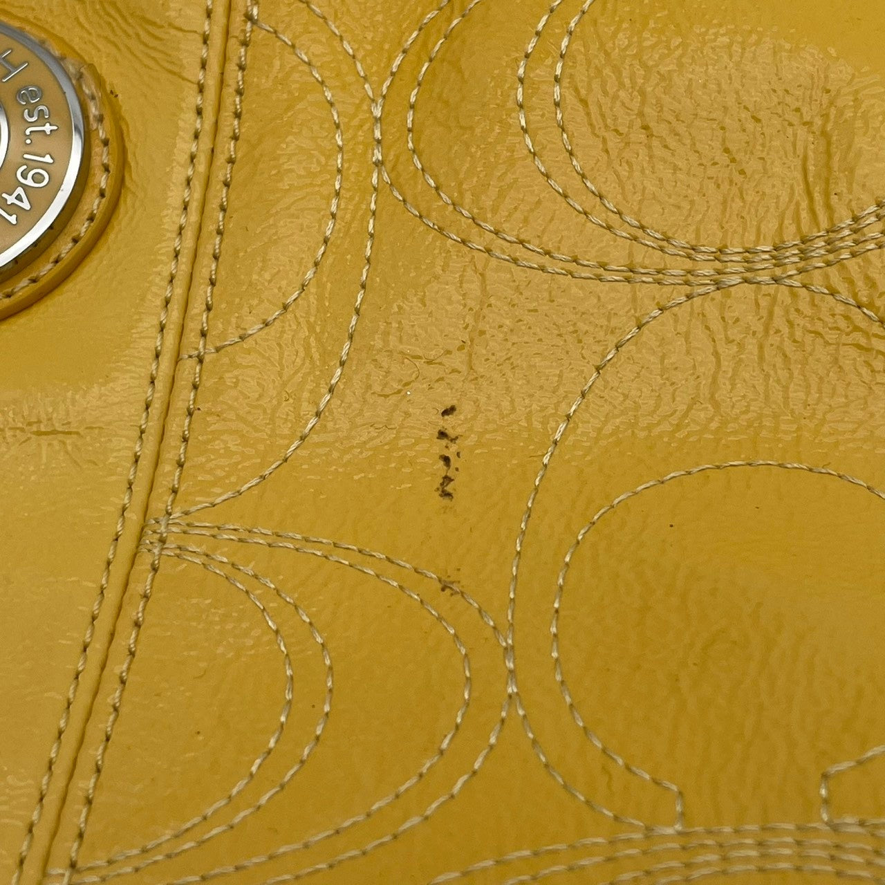 COACH コーチ バッグ シグネチャー エナメル パッチワーク ホーボー ショルダーバッグ ワンショルダー 肩掛け パテントレザー レザー 本革 イエロー 黄色 シルバー金具 エレガント スタイリッシュ カジュアル レディース 女性 定番 人気 鞄 F19282 S80
