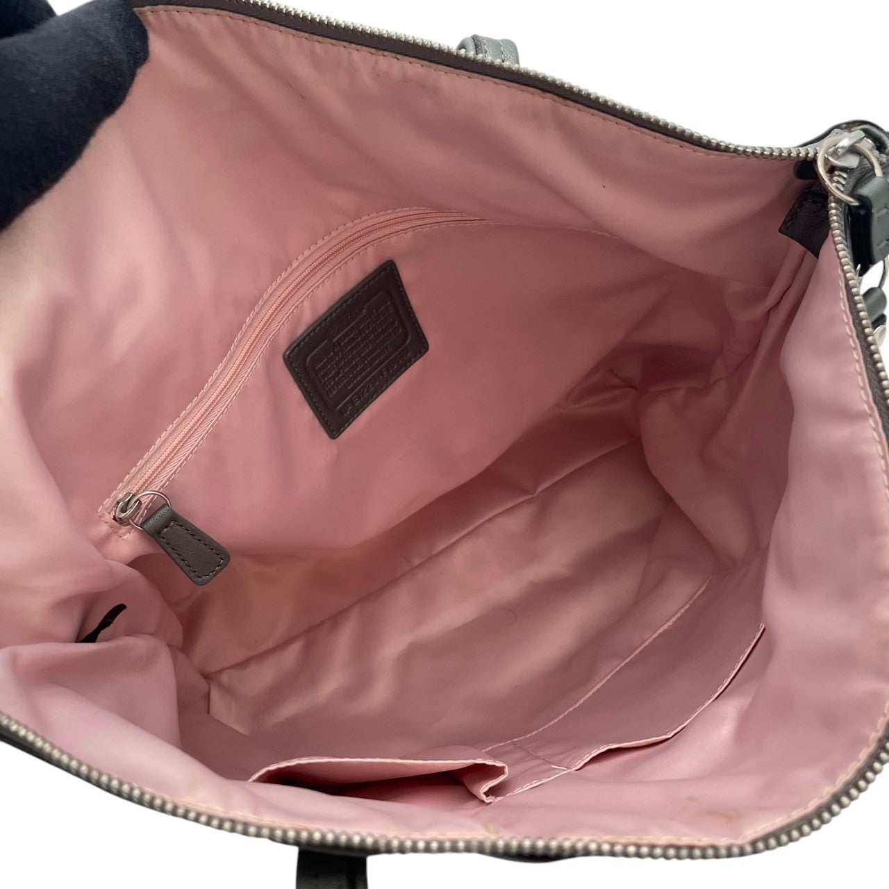 COACH コーチ バッグ シグネチャー ラウラ トートバッグ ハンドバッグ 肩掛け 手提げ A4収納 軽量 ナイロン レザー 本革 グレー 灰色 シルバー金具 エレガント クラシック カジュアル ビジネス 通勤 通学 レディース F19440 S80
