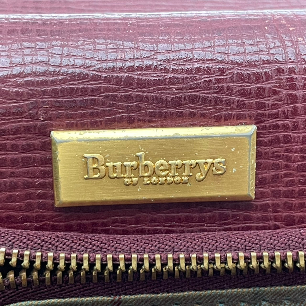 Burberry バーバリー バッグ バーバリーズ ヴィンテージ 型押しレザー クラッチバッグ セカンドバッグ フラップ ボルドー ワインレッド 赤系 ゴールド金具 ロック金具 レトロ メンズ レディース ユニセックス 人気 定番 鞄 S90