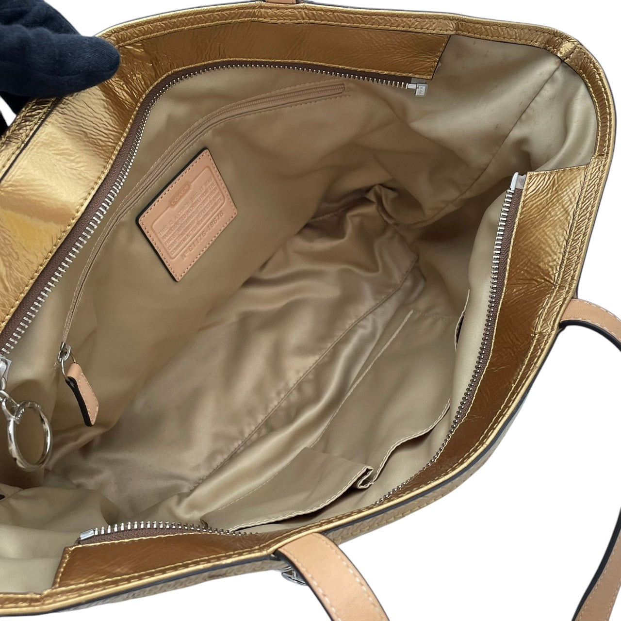 【美品】 COACH コーチ バッグ ポピー シグネチャー サテン ショルダー トートバッグ ハンドバッグ 手提げ キャンバス エナメル ベージュ ゴールド 金色 シルバー金具 カジュアル デイリー 通勤 通学 レディース 18676 S90