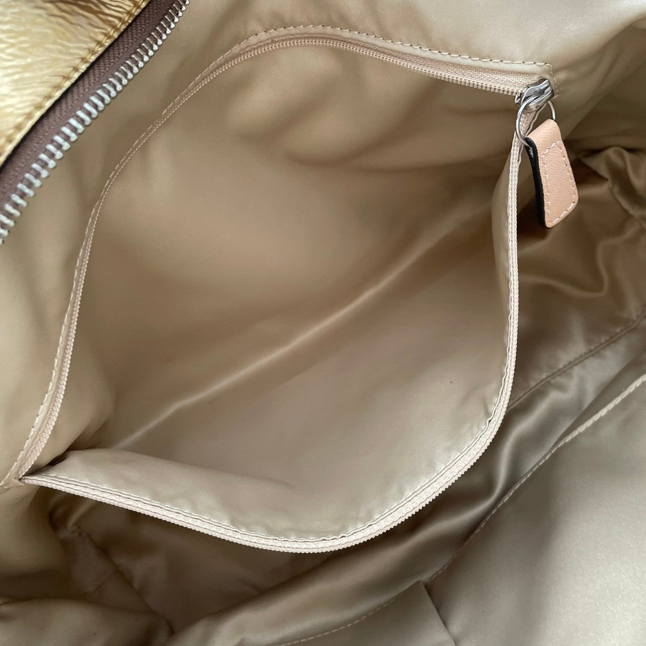 【美品】 COACH コーチ バッグ ポピー シグネチャー サテン ショルダー トートバッグ ハンドバッグ 手提げ キャンバス エナメル ベージュ ゴールド 金色 シルバー金具 カジュアル デイリー 通勤 通学 レディース 18676 S90