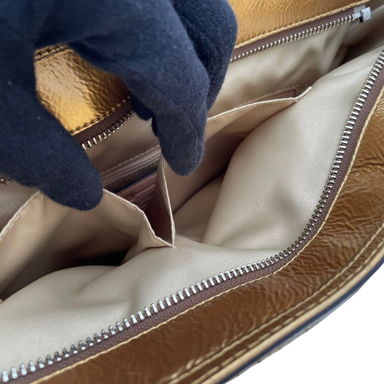 【美品】 COACH コーチ バッグ ポピー シグネチャー サテン ショルダー トートバッグ ハンドバッグ 手提げ キャンバス エナメル ベージュ ゴールド 金色 シルバー金具 カジュアル デイリー 通勤 通学 レディース 18676 S90