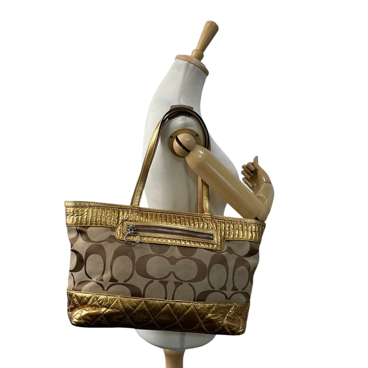 【美品】 COACH コーチ バッグ ポピー シグネチャー サテン ショルダー トートバッグ ハンドバッグ 手提げ キャンバス エナメル ベージュ ゴールド 金色 シルバー金具 カジュアル デイリー 通勤 通学 レディース 18676 S90