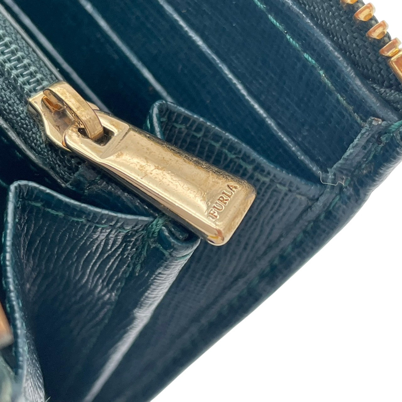 【美品】フルラ BABYLON バビロン ジップアラウンド ウォレット 長財布 ラウンドファスナー 小銭入れあり レザー 本革 ダークグリーン 深緑 ゴールド金具 エレガント クラシック デイリー 通勤 通学 レディース 女性 人気 定番 綺麗め 上品 W1