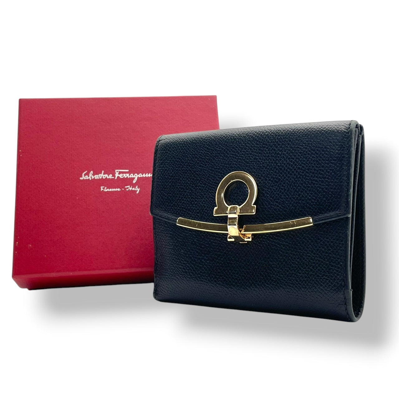フェラガモ Salvatore Ferragamo ガンチーニ Wホック 二つ折り財布 コンパクト財布 レザー 本革 ブラック 黒 ゴールド金具 アイコン エレガント クラシック レトロ レディース 女性 人気 定番 高級感 財布 W1