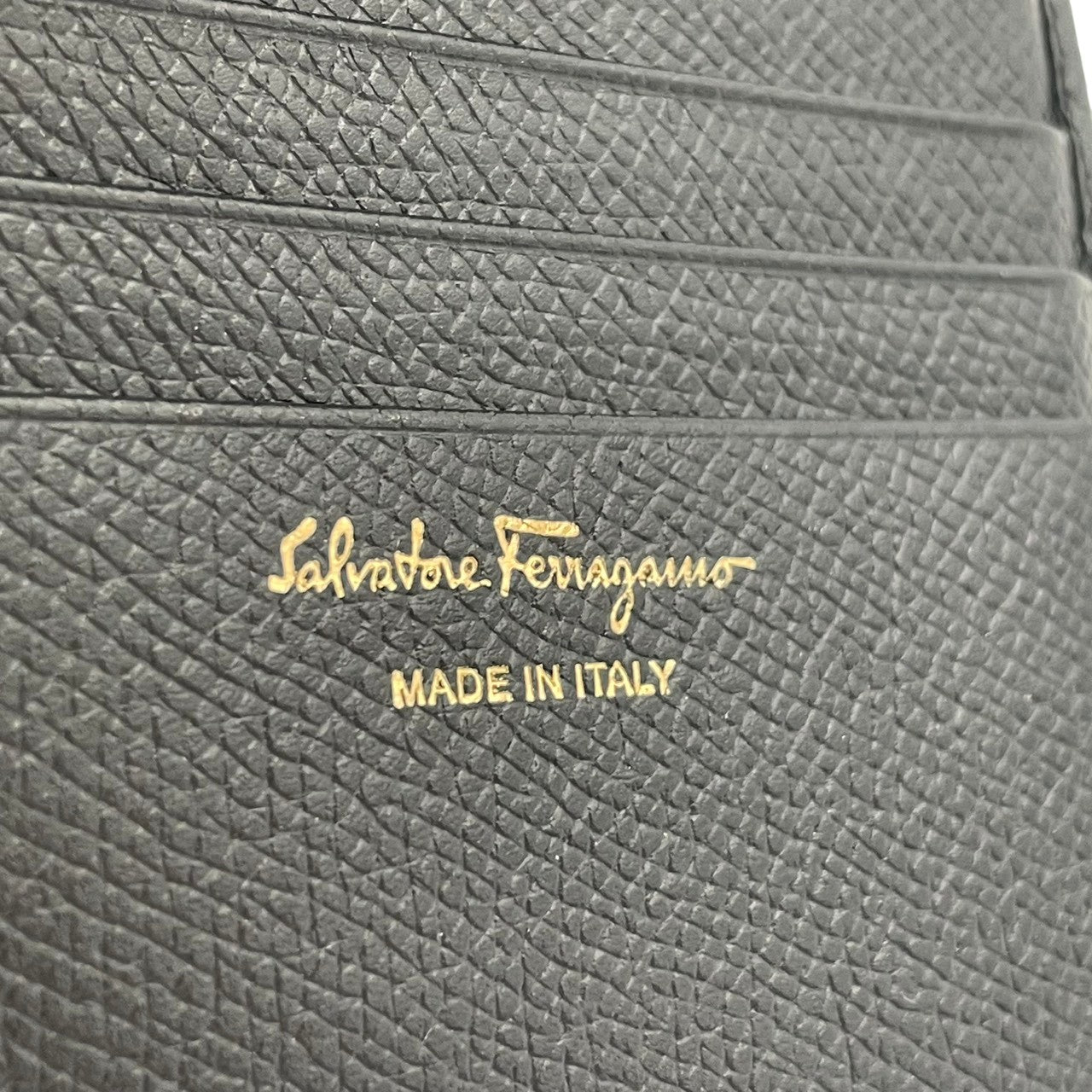 フェラガモ Salvatore Ferragamo ガンチーニ Wホック 二つ折り財布 コンパクト財布 レザー 本革 ブラック 黒 ゴールド金具 アイコン エレガント クラシック レトロ レディース 女性 人気 定番 高級感 財布 W1