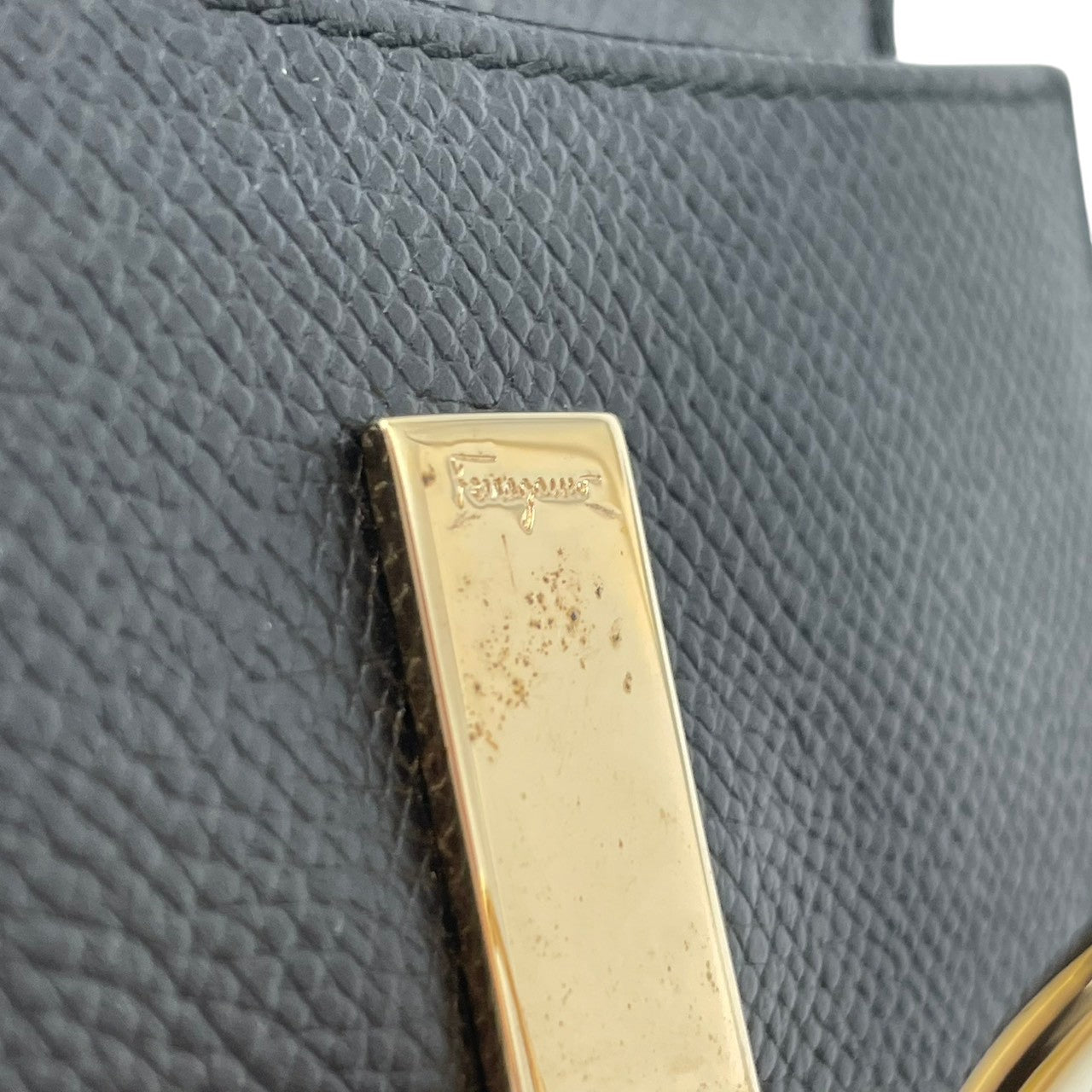 フェラガモ Salvatore Ferragamo ガンチーニ Wホック 二つ折り財布 コンパクト財布 レザー 本革 ブラック 黒 ゴールド金具 アイコン エレガント クラシック レトロ レディース 女性 人気 定番 高級感 財布 W1