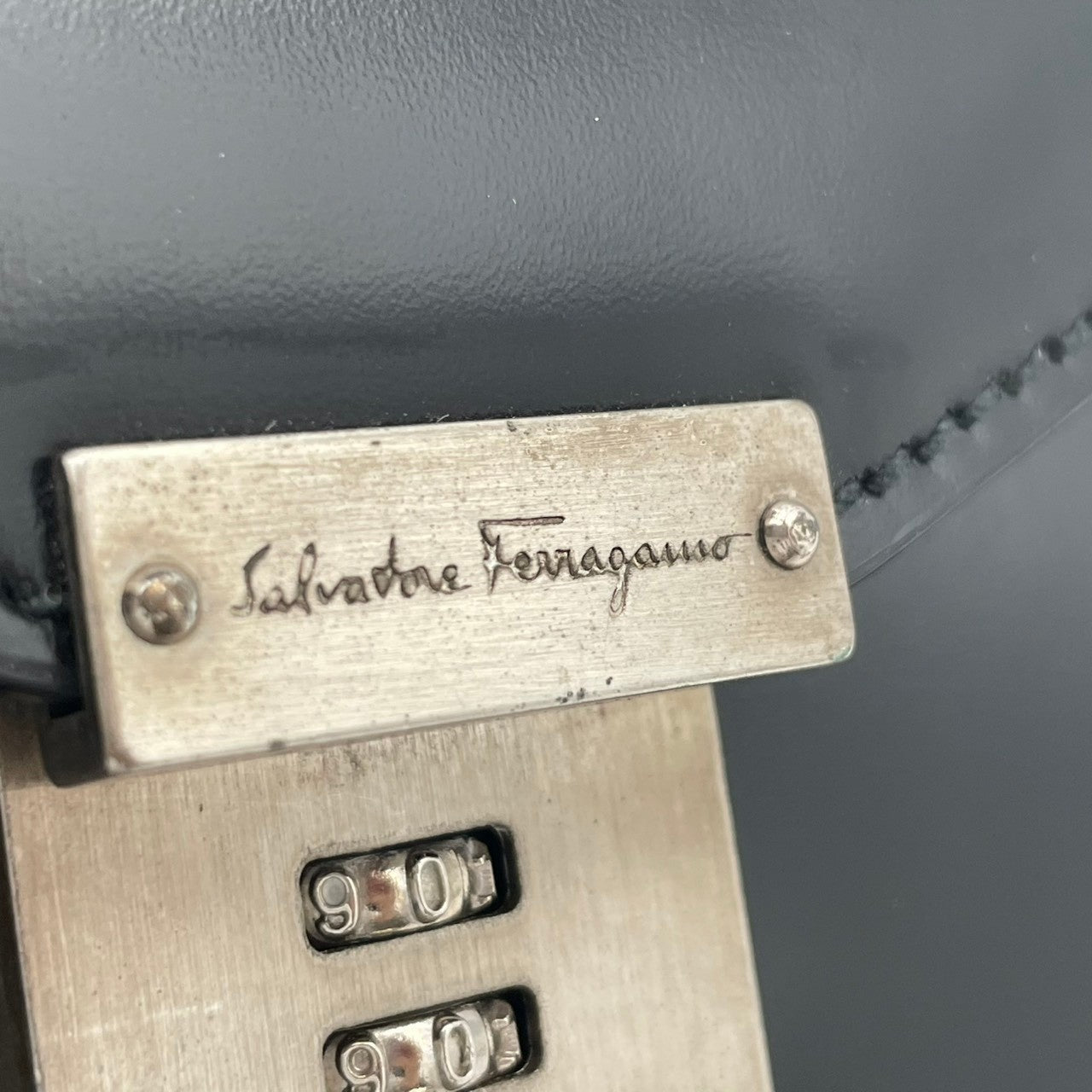 【美品】フェラガモ Salvatore Ferragamo ダイヤルロック式 レザー クラッチバッグ 手提げ かばん 鞄 本革 ブラック 黒 シルバー金具 ビジネス フォーマル メンズ レディース ユニセックス EP-24 1001 人気 定番 S66