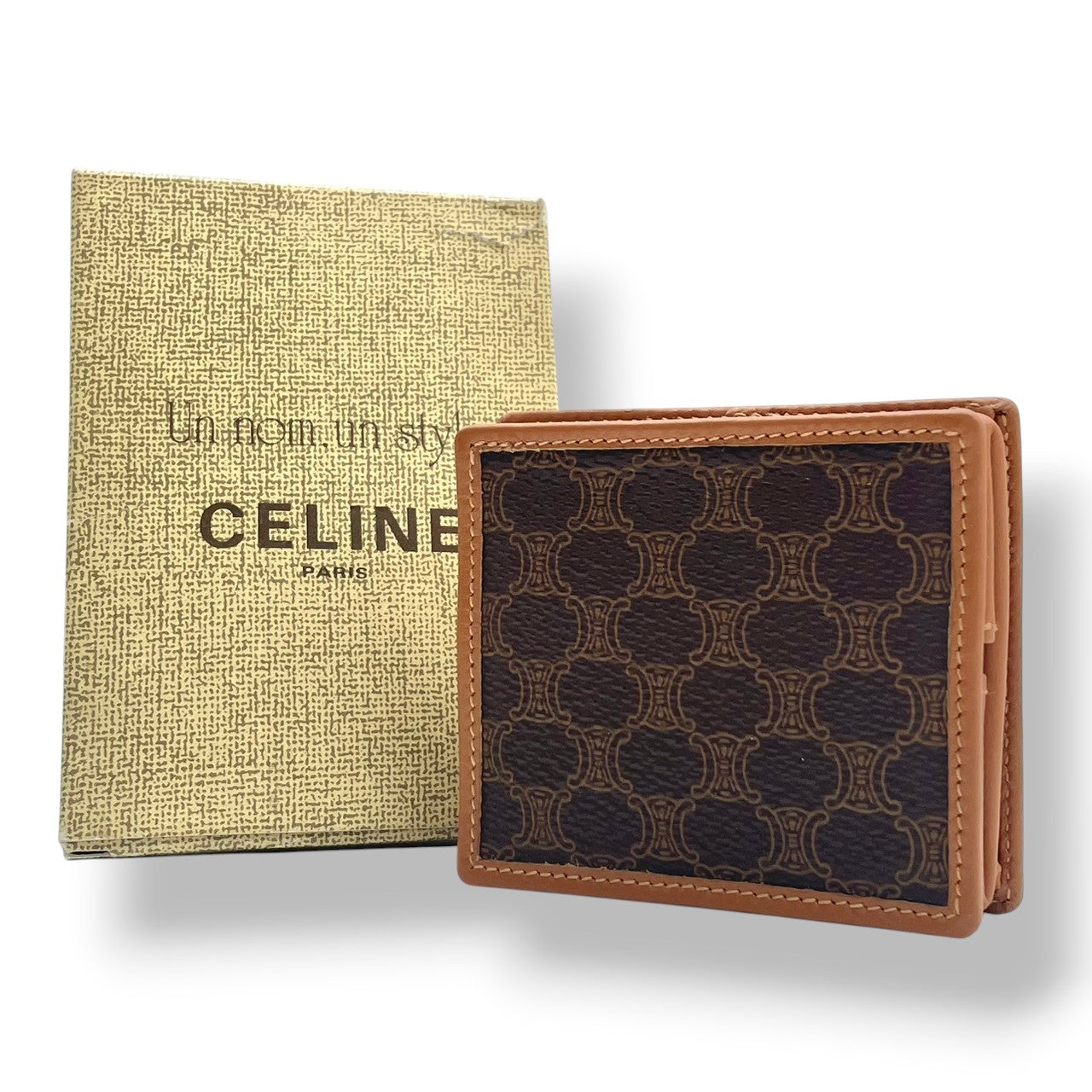 【極美品】セリーヌ CELINE マカダム柄 トリオンフ コンパクト財布 折り財布 ミニ財布 PVC レザー キャメルブラウン ブラウン ゴールド金具 ヴィンテージ レトロ エレガント 高級感 箱付き レディース 人気 定番 W5