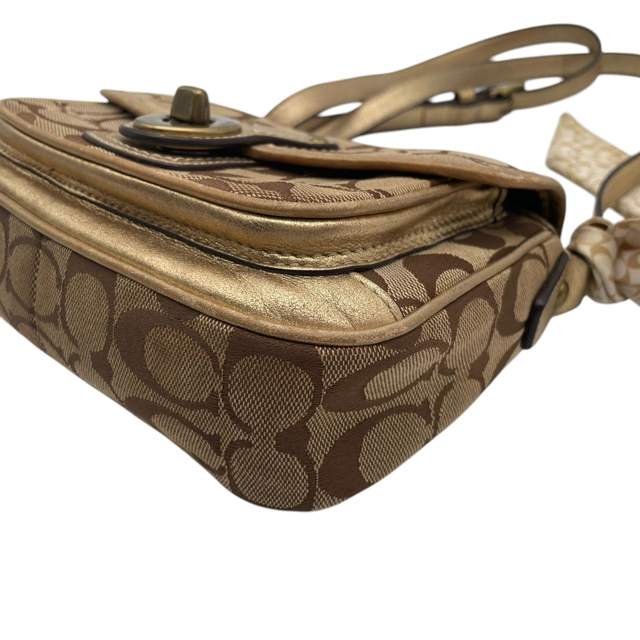 コーチ COACH シグネチャー ターンロック キャンバス レザー ショルダーバッグ 斜め掛け ベージュ ゴールド金具 エレガント カジュアル デイリー お出かけ レディース 女性 人気 定番 10566S S3