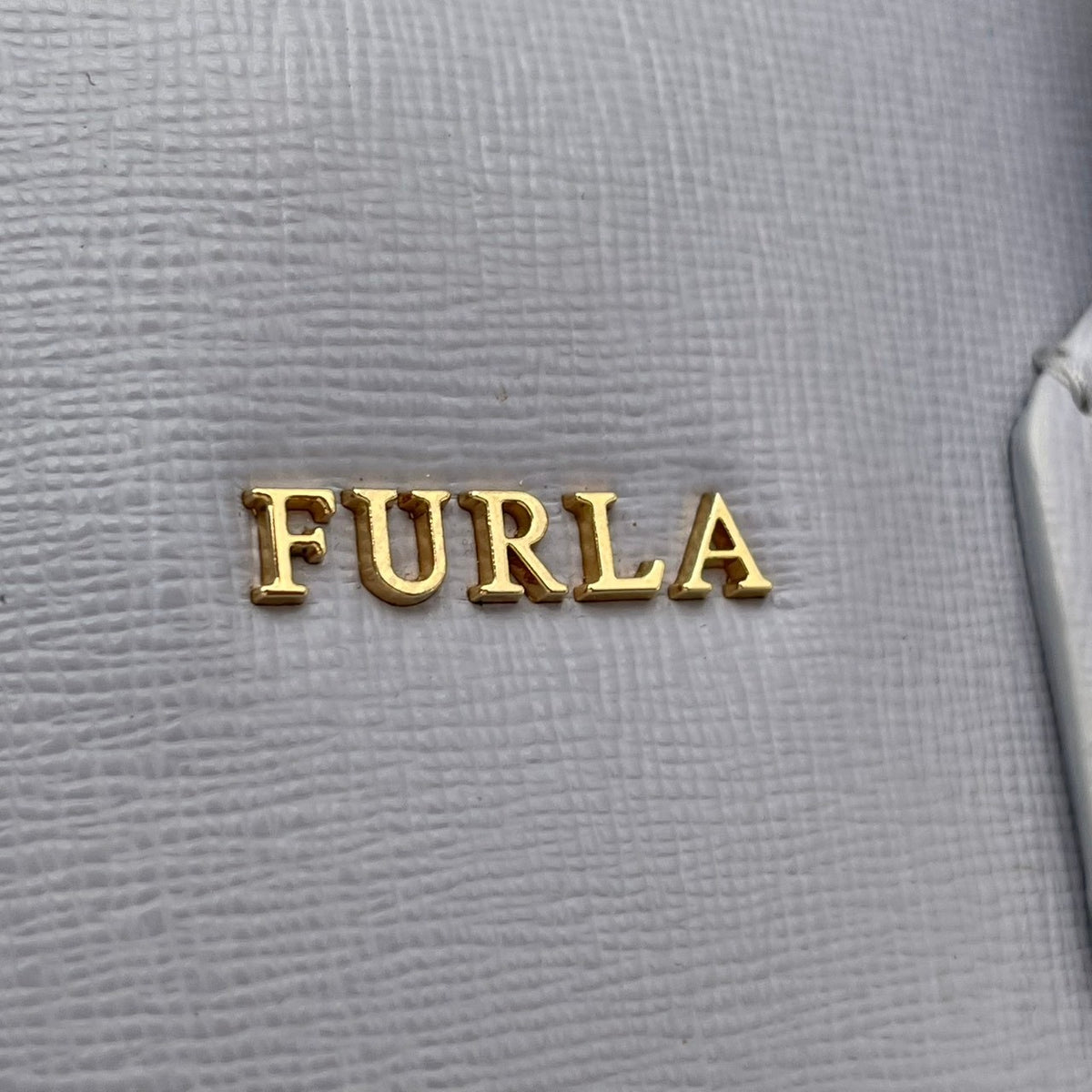 フルラ FURLA PIN ピン ミニ トートバッグ ハンドバッグ ショルダーバッグ 2WAY 斜め掛け サフィアーノレザー 本革 ライトブルー 水色 ゴールド金具 エレガント カジュアル デイリー お出かけ レディース 人気 定番 S88