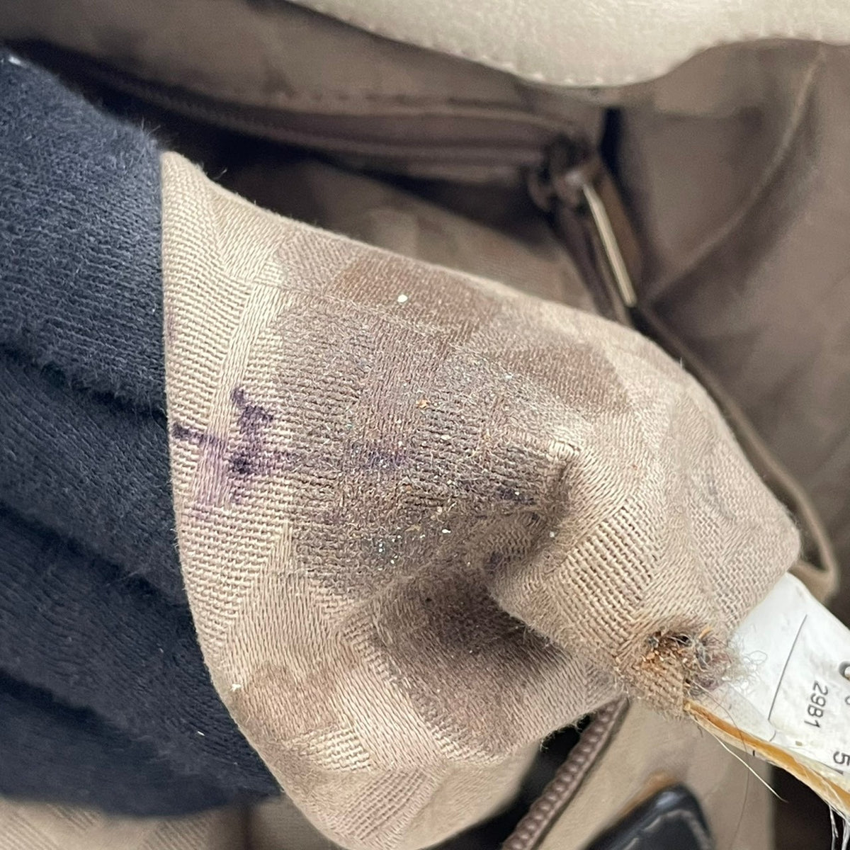 フルラ FURLA リズ Liz トートバッグ ショルダーバッグ ハンドバッグ 肩掛け A4収納 レザー 本革 ブラック 黒 アイボリー 白 スタッズ ゴールド金具 エレガント カジュアル 通勤 通学 大容量 レディース 人気 定番 S88