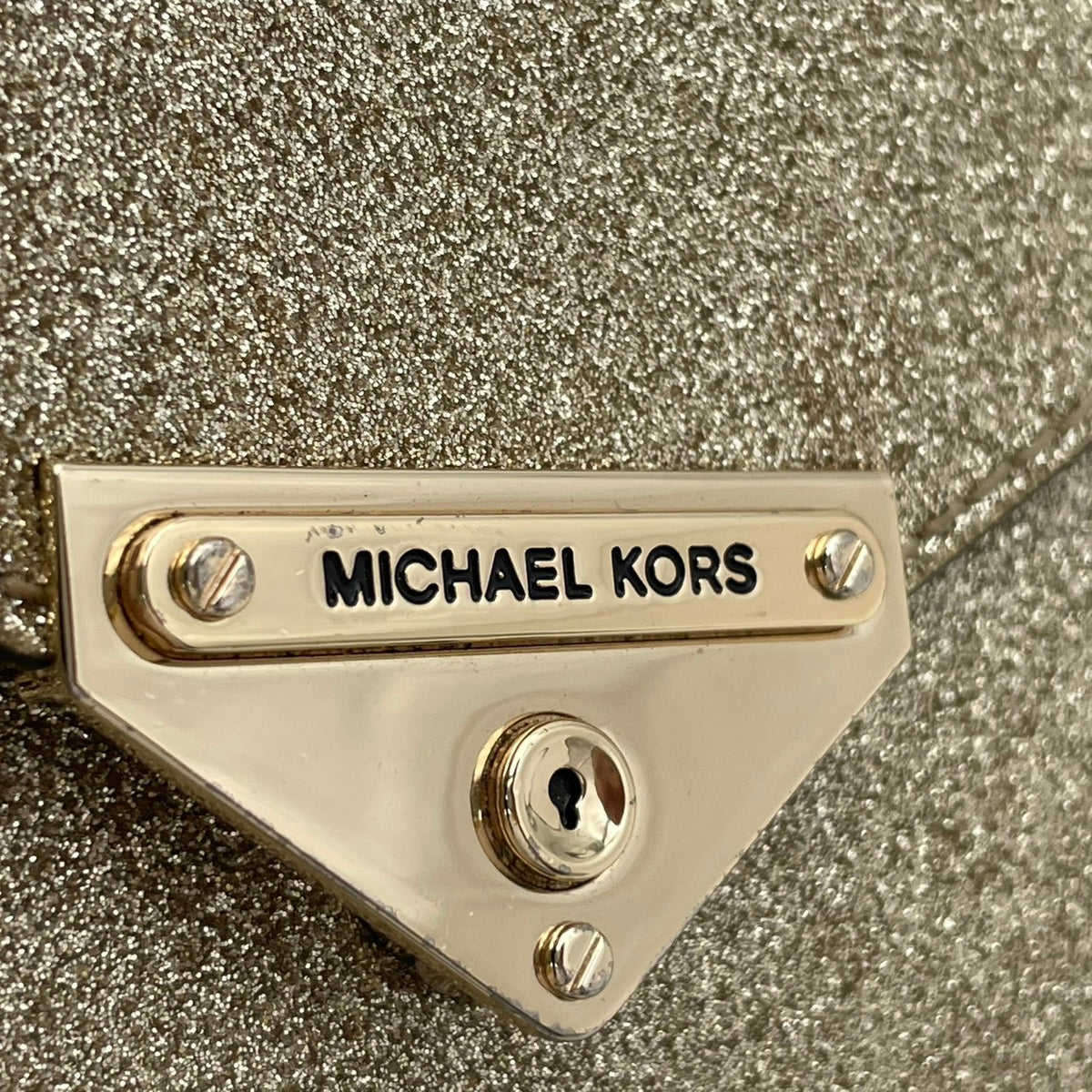 【美品】マイケルコース MICHAEL KORS GRACE グレース ミディアム エンベロープ クラッチバッグ セカンドバッグ ポーチ レザー 本革 シャンパンゴールド ゴールド金具 キラキラ 華やか パーティ フォーマル ドレスシーン レディース S79