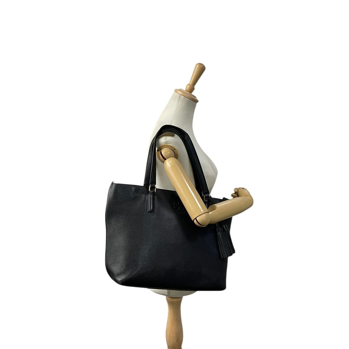 トリーバーチ TORY BURCH テア Thea トートバッグ ショルダーバッグ ハンドバッグ 肩掛け A4収納 シュリンク シボ革 レザー 本革 ブラック 黒 タッセルチャーム エンボスロゴ 通勤 通学 大容量 レディース S79
