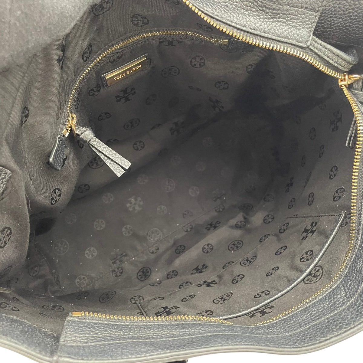 トリーバーチ TORY BURCH テア Thea トートバッグ ショルダーバッグ ハンドバッグ 肩掛け A4収納 シュリンク シボ革 レザー 本革 ブラック 黒 タッセルチャーム エンボスロゴ 通勤 通学 大容量 レディース S79