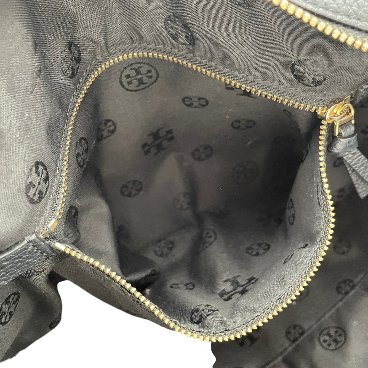トリーバーチ TORY BURCH テア Thea トートバッグ ショルダーバッグ ハンドバッグ 肩掛け A4収納 シュリンク シボ革 レザー 本革 ブラック 黒 タッセルチャーム エンボスロゴ 通勤 通学 大容量 レディース S79