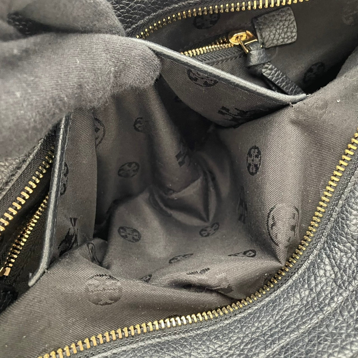 トリーバーチ TORY BURCH テア Thea トートバッグ ショルダーバッグ ハンドバッグ 肩掛け A4収納 シュリンク シボ革 レザー 本革 ブラック 黒 タッセルチャーム エンボスロゴ 通勤 通学 大容量 レディース S79
