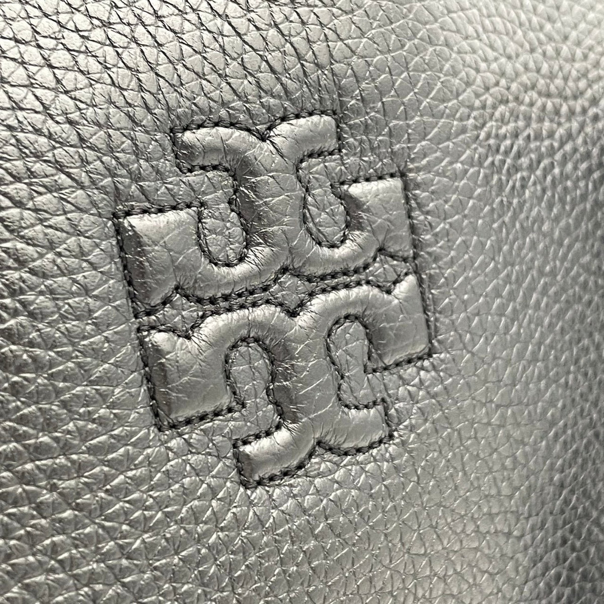 トリーバーチ TORY BURCH テア Thea トートバッグ ショルダーバッグ ハンドバッグ 肩掛け A4収納 シュリンク シボ革 レザー 本革 ブラック 黒 タッセルチャーム エンボスロゴ 通勤 通学 大容量 レディース S79