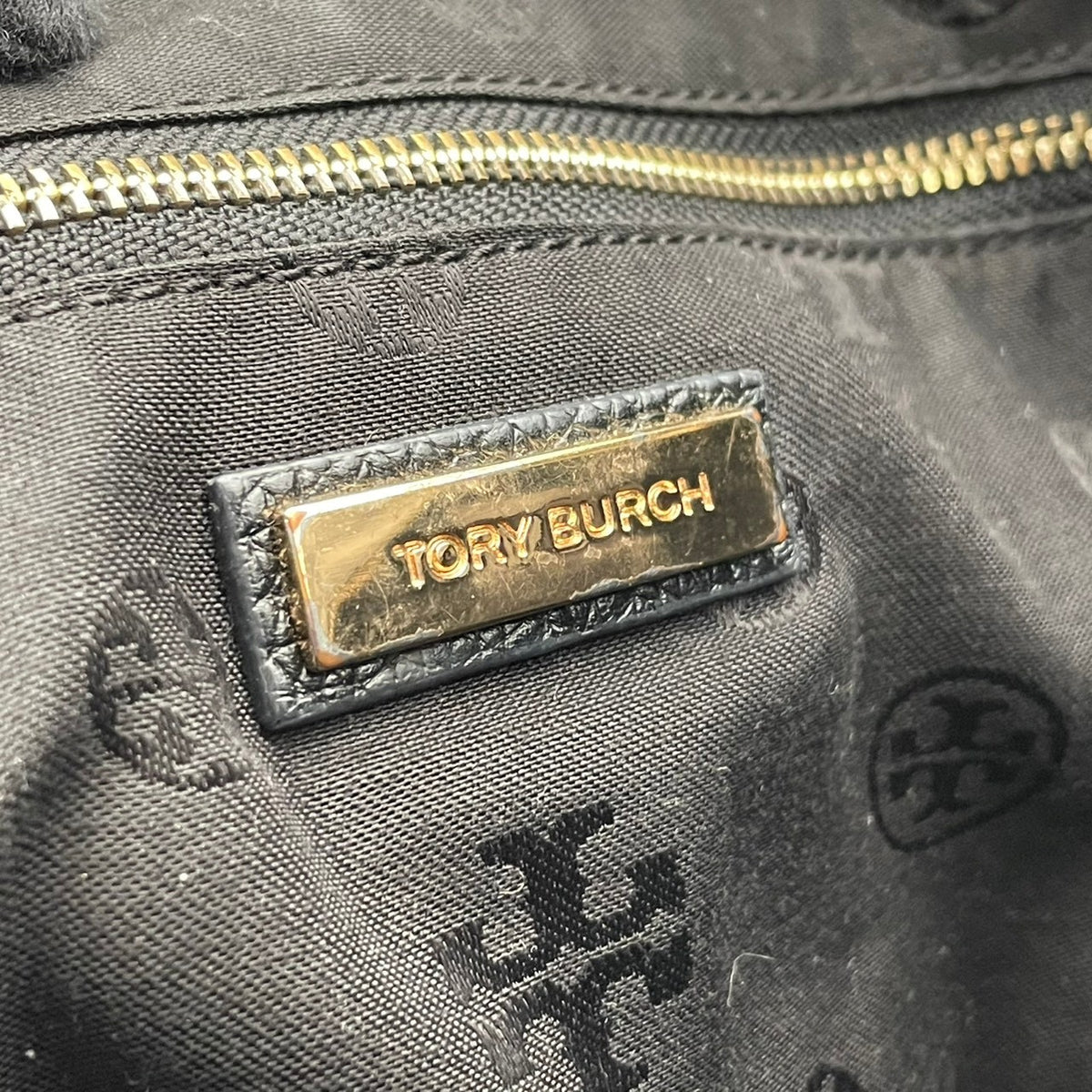 トリーバーチ TORY BURCH テア Thea トートバッグ ショルダーバッグ ハンドバッグ 肩掛け A4収納 シュリンク シボ革 レザー 本革 ブラック 黒 タッセルチャーム エンボスロゴ 通勤 通学 大容量 レディース S79