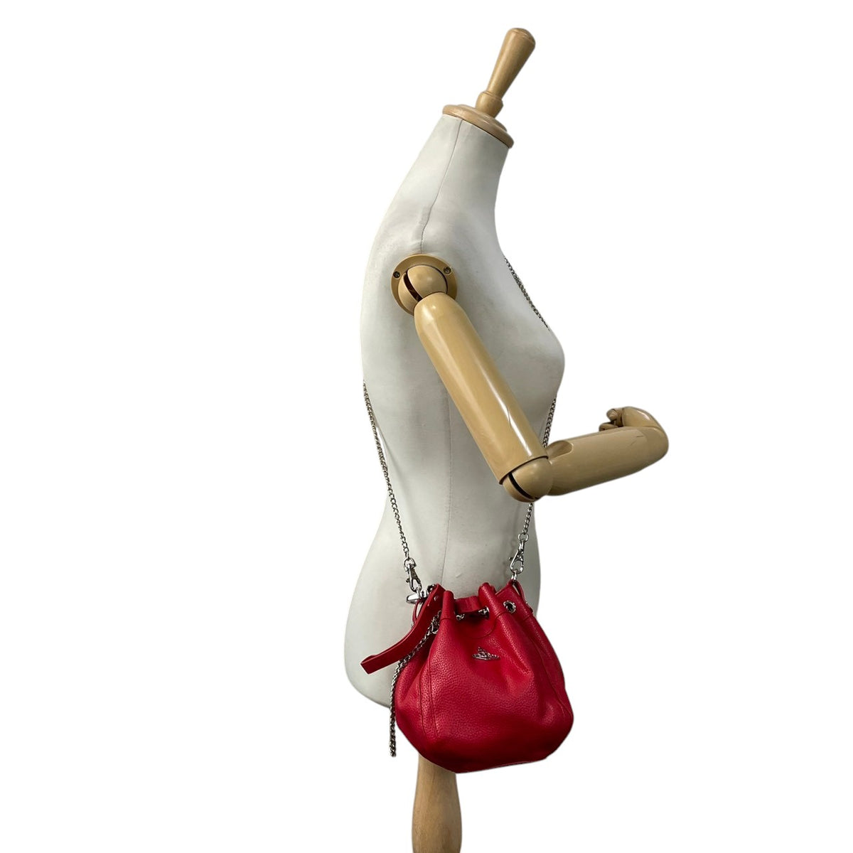 ヴィヴィアンウエストウッド Vivienne Westwood Chrissy クリッシー スモール バケットバッグ ショルダーバッグ 斜め掛け 巾着 ヴィーガンレザー 本革 ローズレッド 赤系 シルバー金具 オーブモチーフ エレガント レディース S79