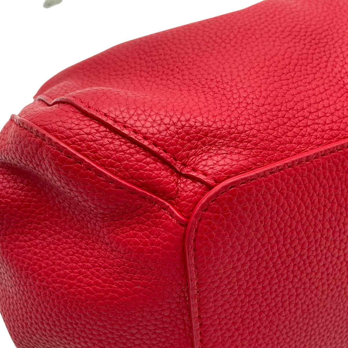ヴィヴィアンウエストウッド Vivienne Westwood Chrissy クリッシー スモール バケットバッグ ショルダーバッグ 斜め掛け 巾着 ヴィーガンレザー 本革 ローズレッド 赤系 シルバー金具 オーブモチーフ エレガント レディース S79