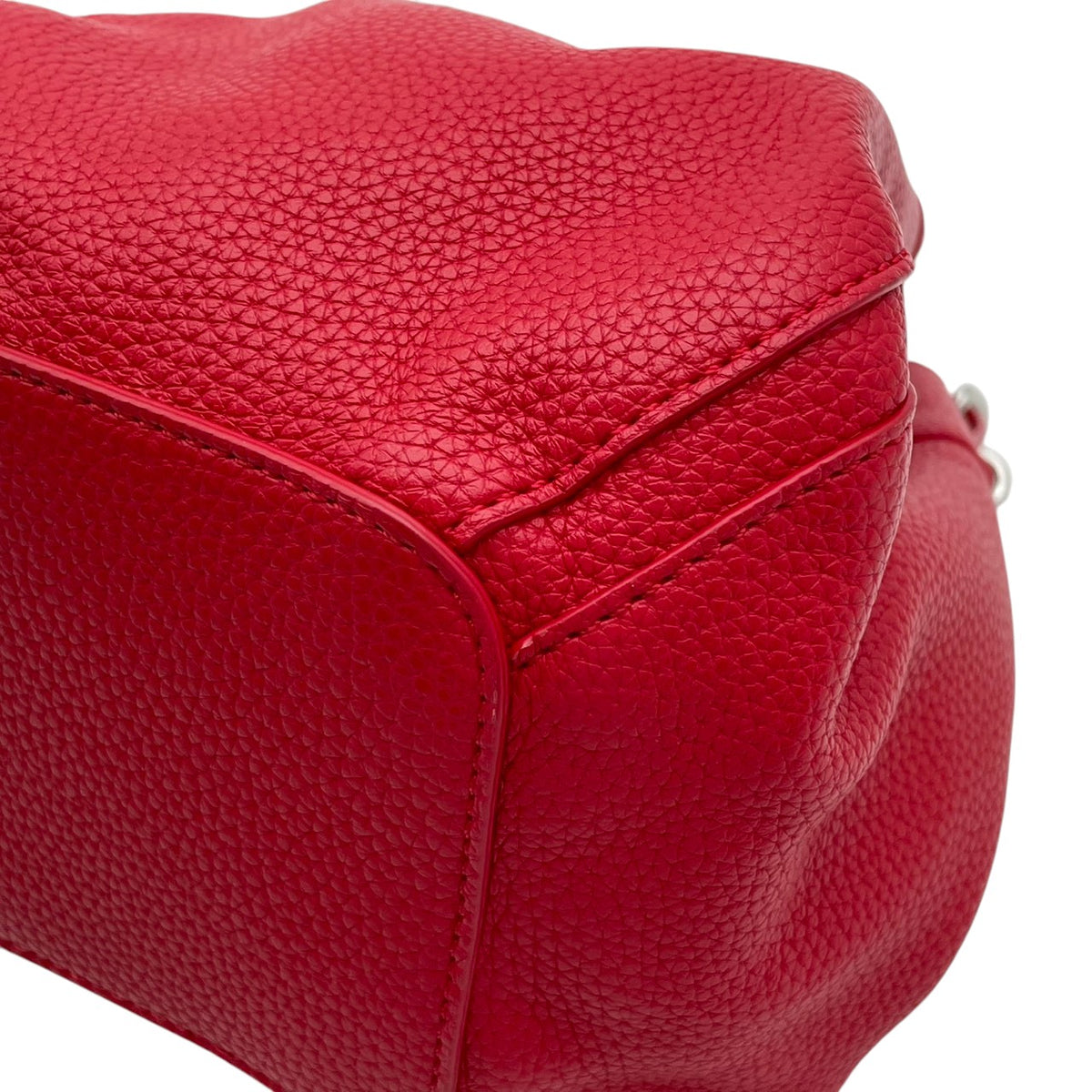 ヴィヴィアンウエストウッド Vivienne Westwood Chrissy クリッシー スモール バケットバッグ ショルダーバッグ 斜め掛け 巾着 ヴィーガンレザー 本革 ローズレッド 赤系 シルバー金具 オーブモチーフ エレガント レディース S79
