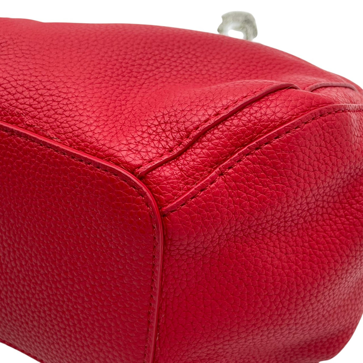 ヴィヴィアンウエストウッド Vivienne Westwood Chrissy クリッシー スモール バケットバッグ ショルダーバッグ 斜め掛け 巾着 ヴィーガンレザー 本革 ローズレッド 赤系 シルバー金具 オーブモチーフ エレガント レディース S79