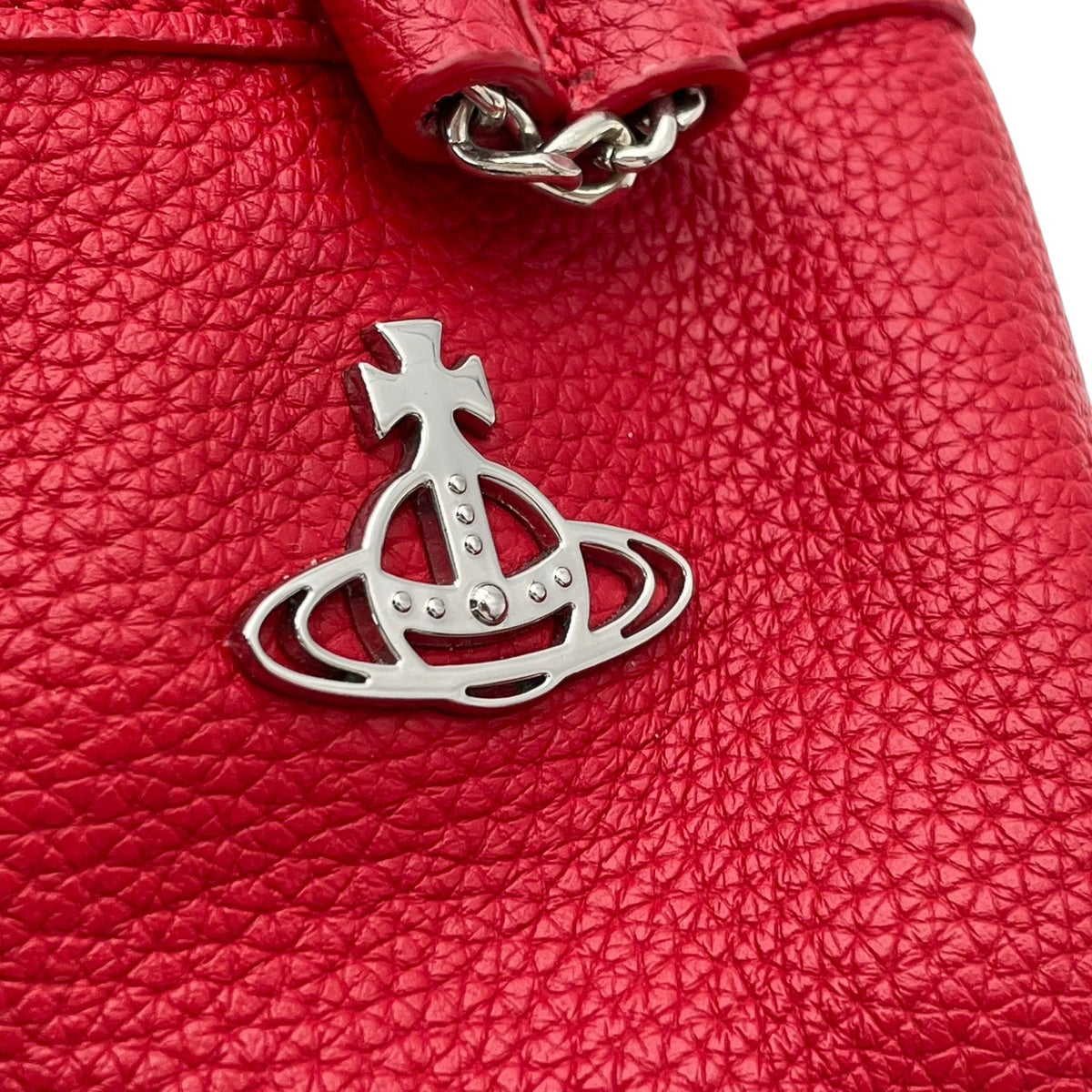 ヴィヴィアンウエストウッド Vivienne Westwood Chrissy クリッシー スモール バケットバッグ ショルダーバッグ 斜め掛け 巾着 ヴィーガンレザー 本革 ローズレッド 赤系 シルバー金具 オーブモチーフ エレガント レディース S79