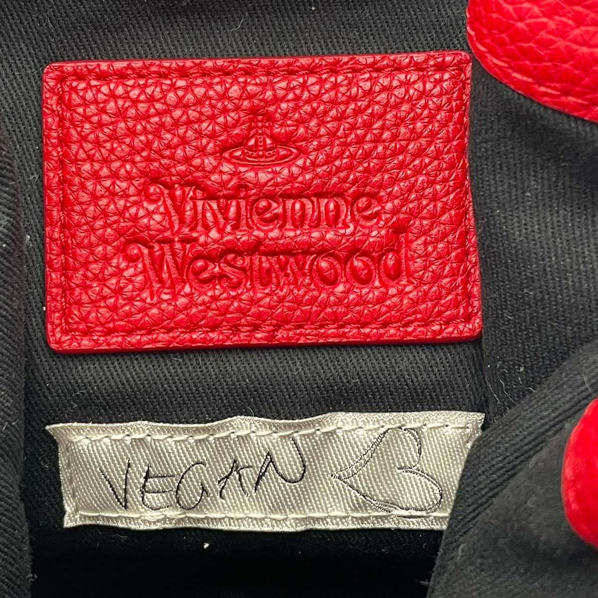 ヴィヴィアンウエストウッド Vivienne Westwood Chrissy クリッシー スモール バケットバッグ ショルダーバッグ 斜め掛け 巾着 ヴィーガンレザー 本革 ローズレッド 赤系 シルバー金具 オーブモチーフ エレガント レディース S79