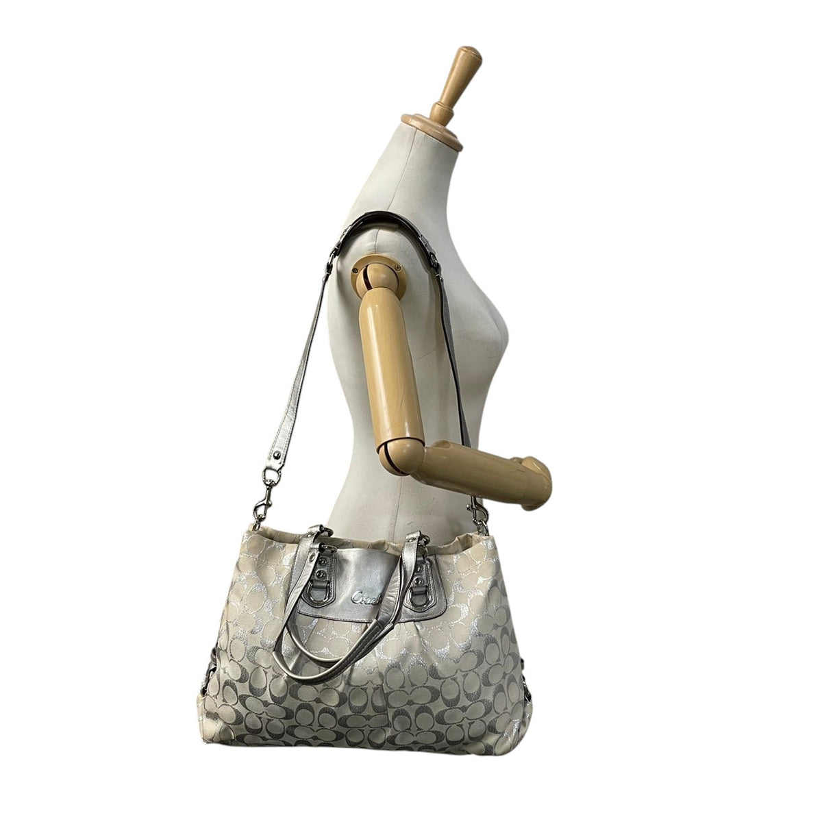 コーチ COACH シグネチャー 2WAY ショルダーバッグ トートバッグ ハンドバッグ 斜め掛け 肩掛け キャンバス レザー 本革 アイボリー シルバー 銀色 メタリック エレガント カジュアル 通勤 通学 お出かけ レディース F15807 S94