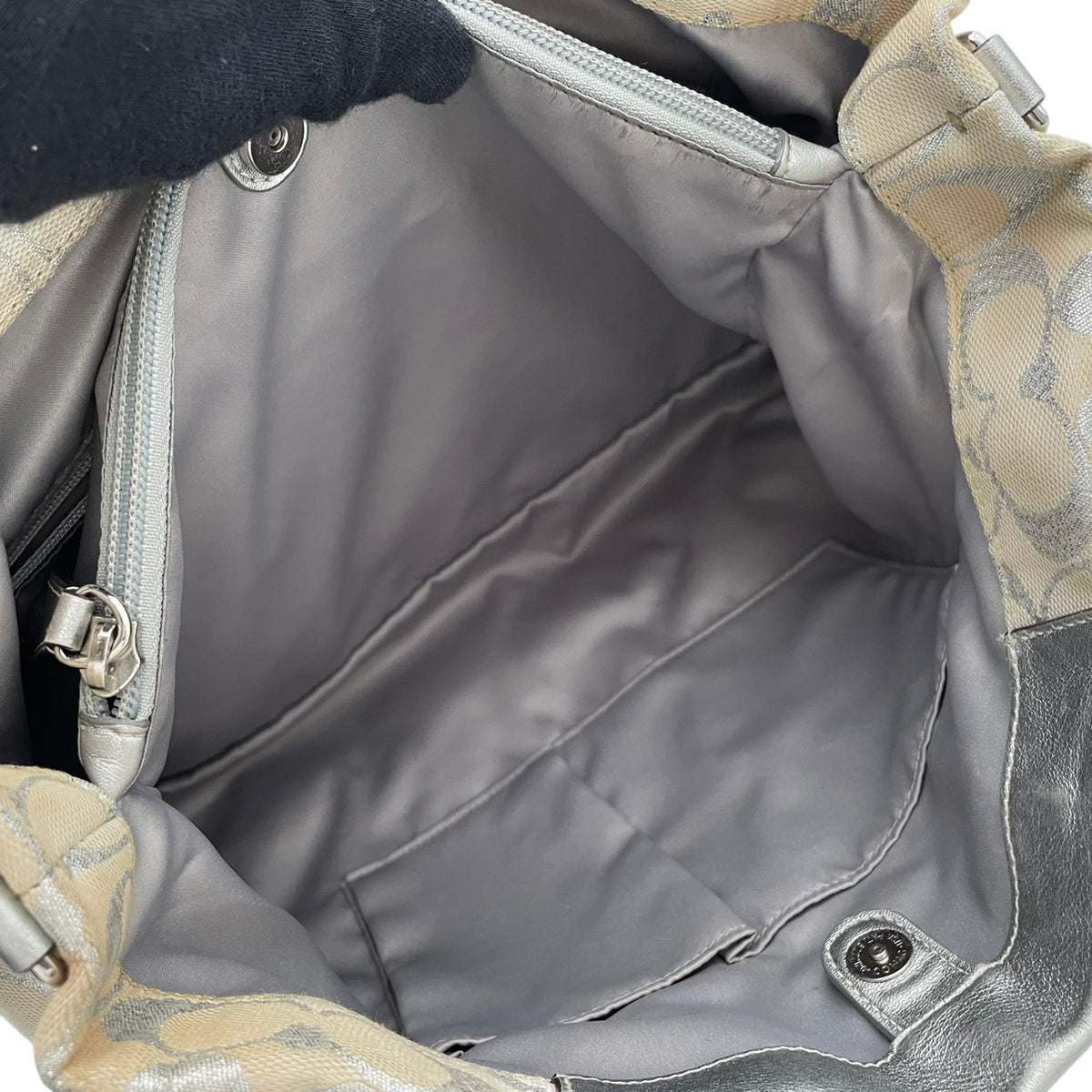 コーチ COACH シグネチャー 2WAY ショルダーバッグ トートバッグ ハンドバッグ 斜め掛け 肩掛け キャンバス レザー 本革 アイボリー シルバー 銀色 メタリック エレガント カジュアル 通勤 通学 お出かけ レディース F15807 S94