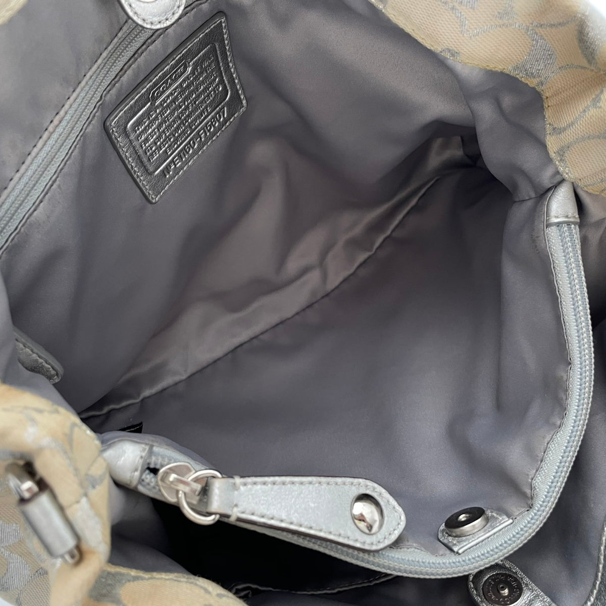 コーチ COACH シグネチャー 2WAY ショルダーバッグ トートバッグ ハンドバッグ 斜め掛け 肩掛け キャンバス レザー 本革 アイボリー シルバー 銀色 メタリック エレガント カジュアル 通勤 通学 お出かけ レディース F15807 S94