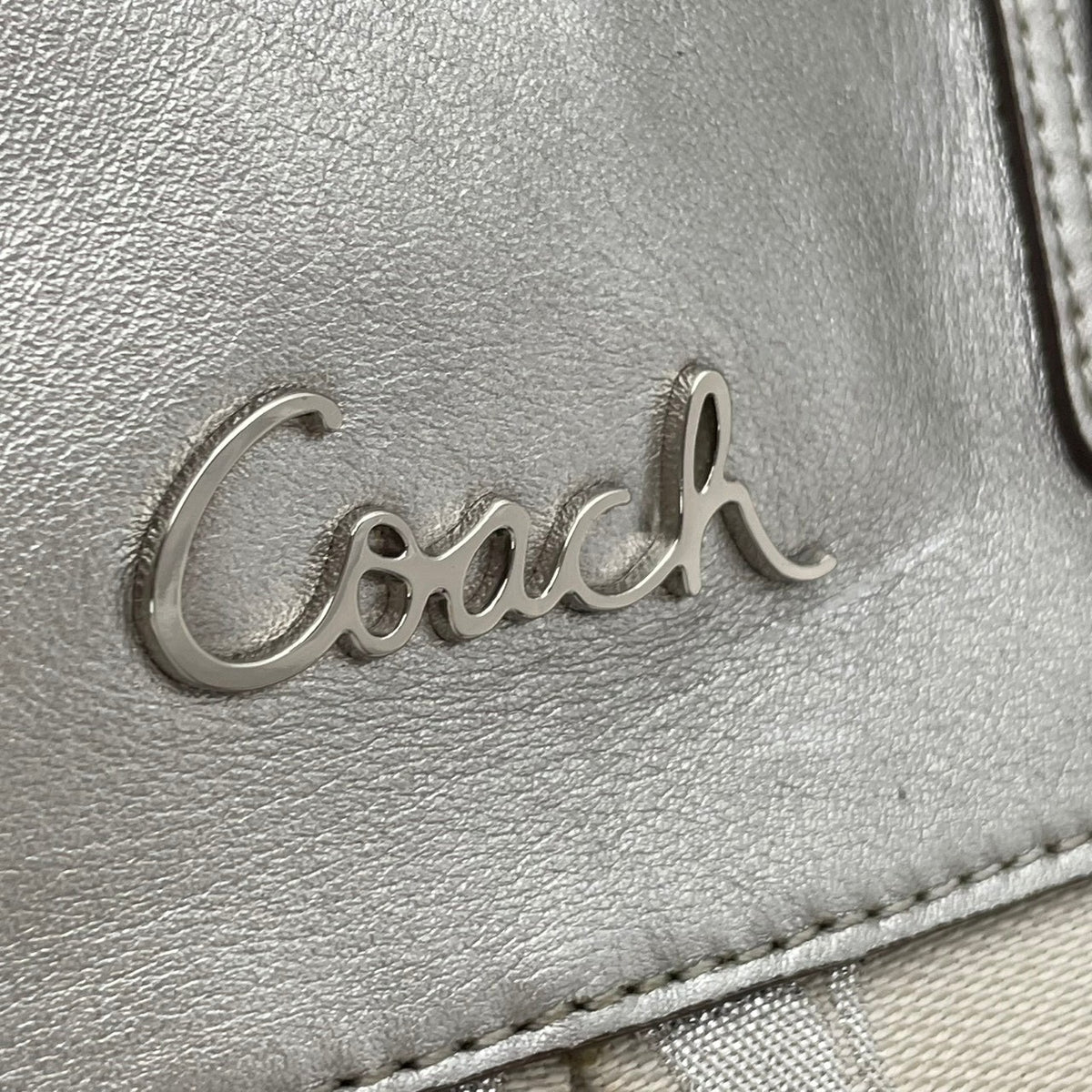 コーチ COACH シグネチャー 2WAY ショルダーバッグ トートバッグ ハンドバッグ 斜め掛け 肩掛け キャンバス レザー 本革 アイボリー シルバー 銀色 メタリック エレガント カジュアル 通勤 通学 お出かけ レディース F15807 S94