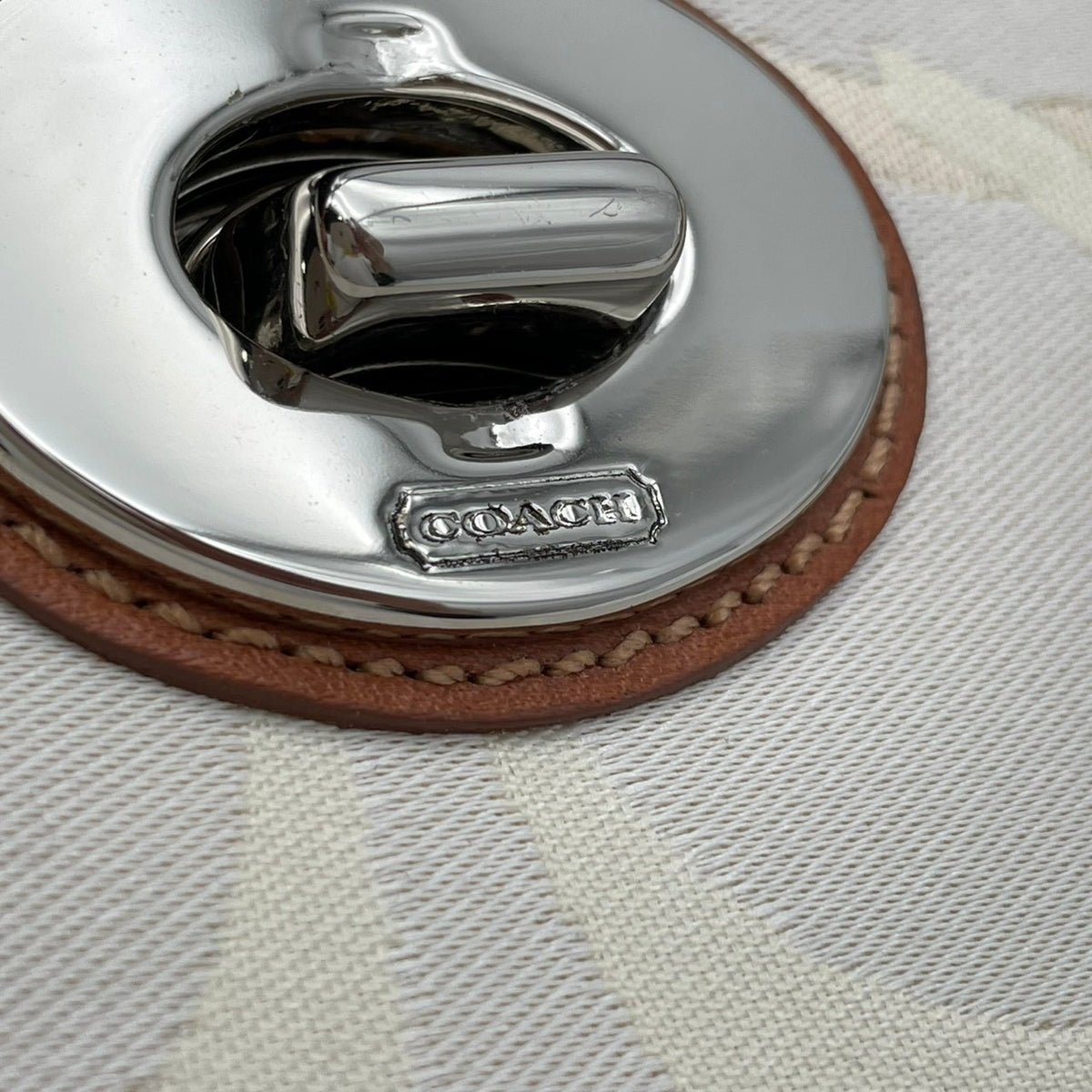 【美品】コーチ COACH マデリン オプティック シグネチャー トートバッグ ハンドバッグ 肩掛け キャンバス レザー 本革 アイボリー キャメルブラウン シルバー金具 ターンロック エレガント カジュアル 11820 S94