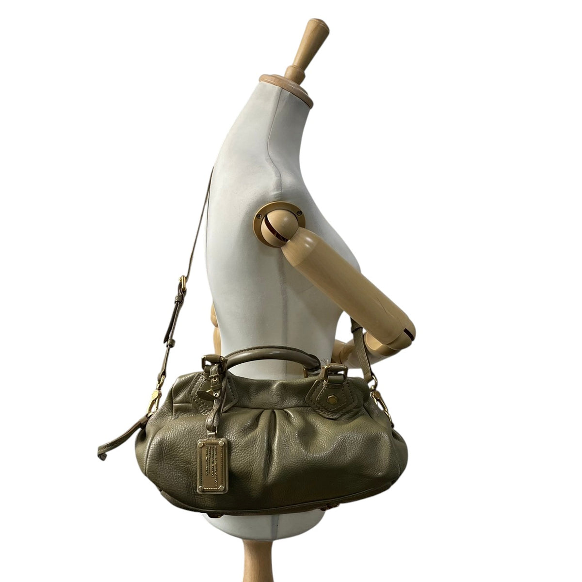 マークバイマークジェイコブス MARC BY MARC JACOBS クラシック Q グルーヴィー ショルダーバッグ ハンドバッグ 2WAY 斜め掛け レザー 本革 オリーブ カーキ系 ゴールド金具 メタルプレート チャーム レディース S35