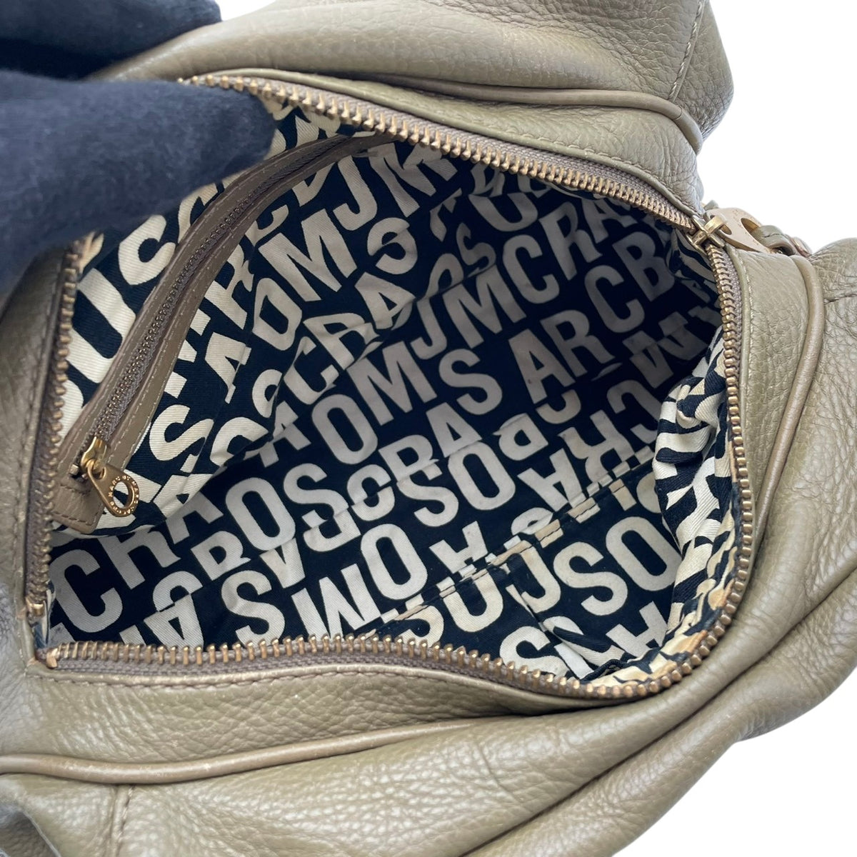 マークバイマークジェイコブス MARC BY MARC JACOBS クラシック Q グルーヴィー ショルダーバッグ ハンドバッグ 2WAY 斜め掛け レザー 本革 オリーブ カーキ系 ゴールド金具 メタルプレート チャーム レディース S35