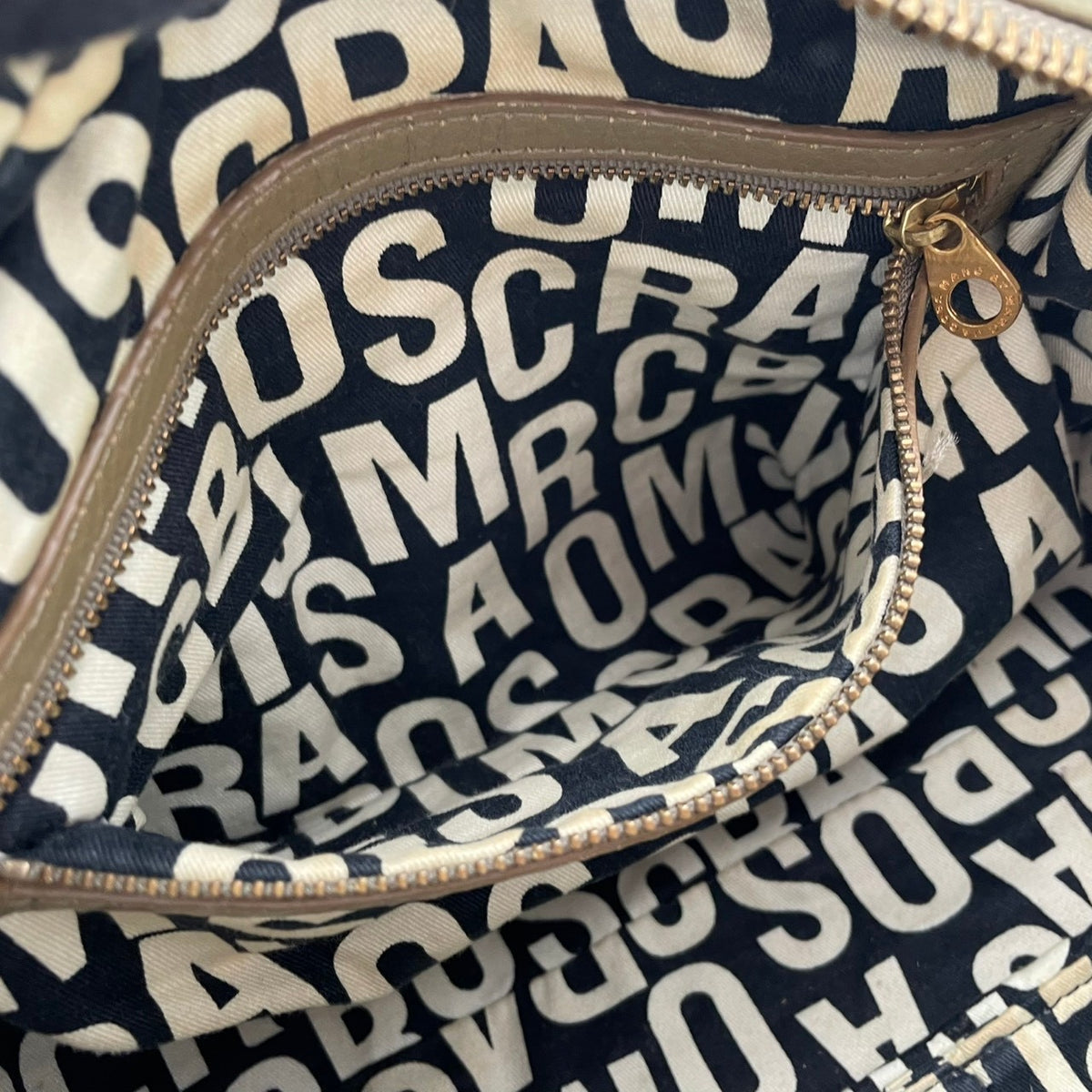 マークバイマークジェイコブス MARC BY MARC JACOBS クラシック Q グルーヴィー ショルダーバッグ ハンドバッグ 2WAY 斜め掛け レザー 本革 オリーブ カーキ系 ゴールド金具 メタルプレート チャーム レディース S35