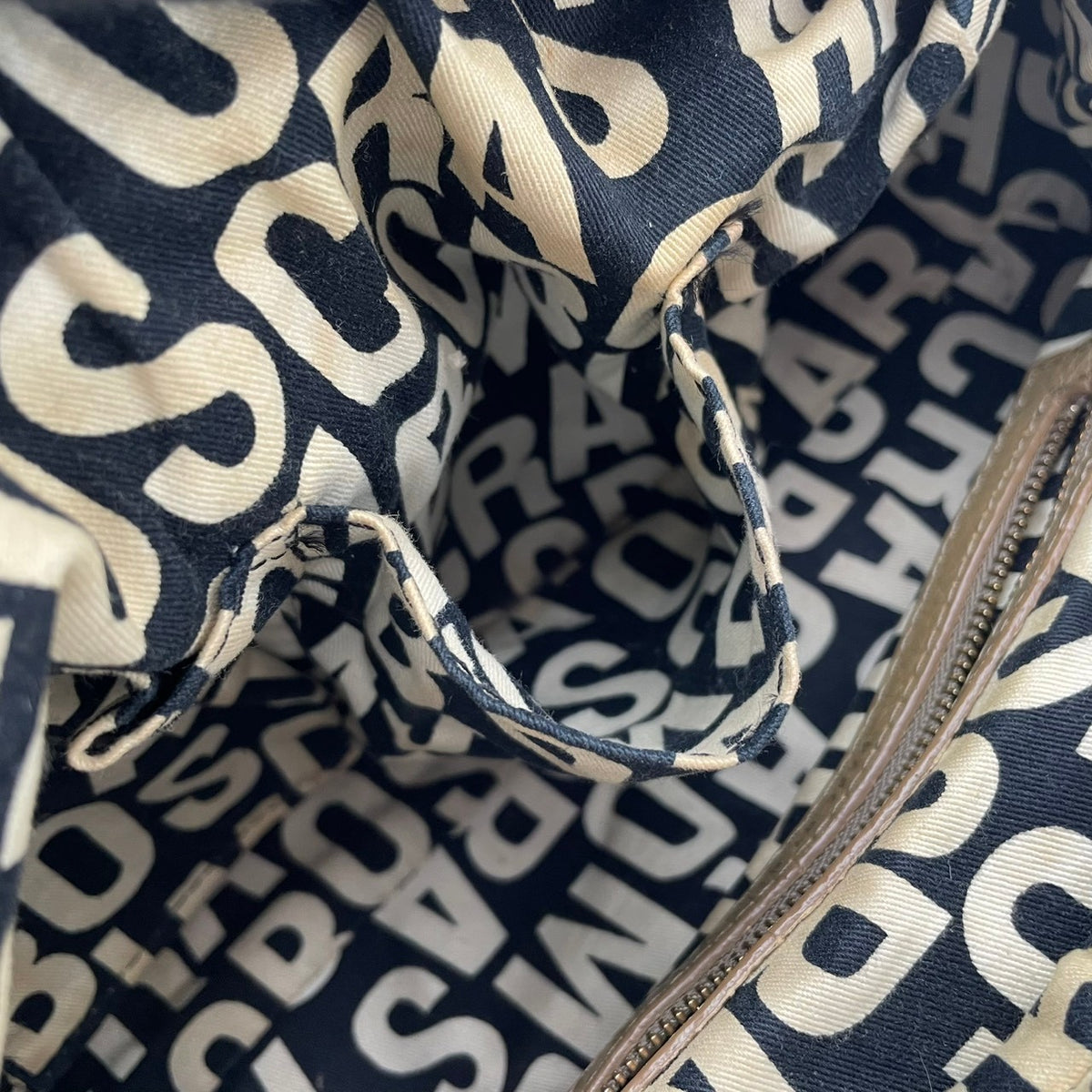 マークバイマークジェイコブス MARC BY MARC JACOBS クラシック Q グルーヴィー ショルダーバッグ ハンドバッグ 2WAY 斜め掛け レザー 本革 オリーブ カーキ系 ゴールド金具 メタルプレート チャーム レディース S35
