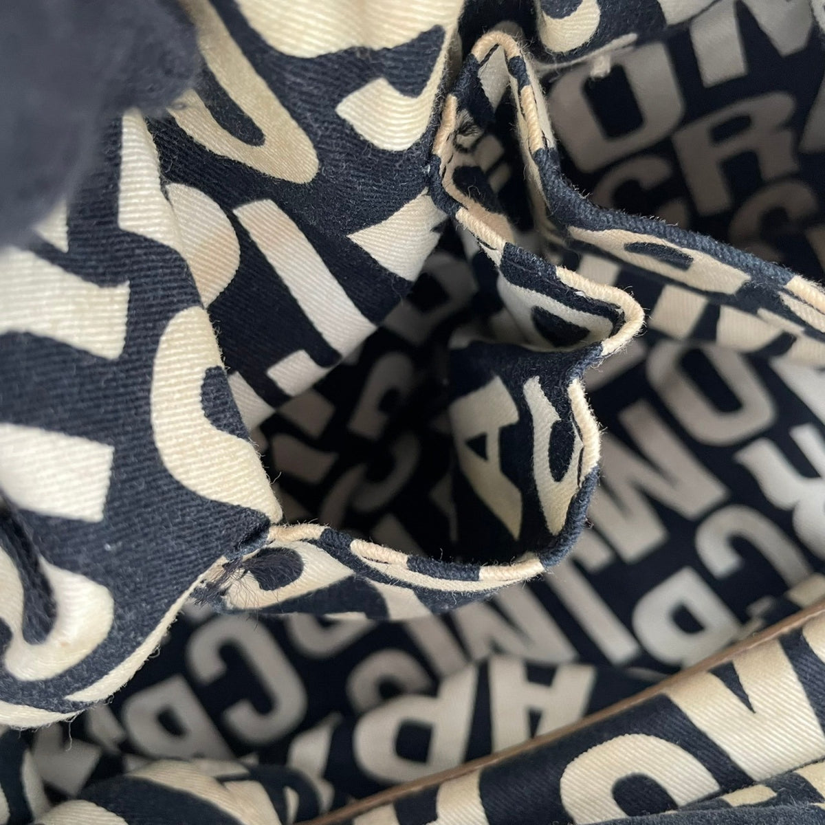 マークバイマークジェイコブス MARC BY MARC JACOBS クラシック Q グルーヴィー ショルダーバッグ ハンドバッグ 2WAY 斜め掛け レザー 本革 オリーブ カーキ系 ゴールド金具 メタルプレート チャーム レディース S35