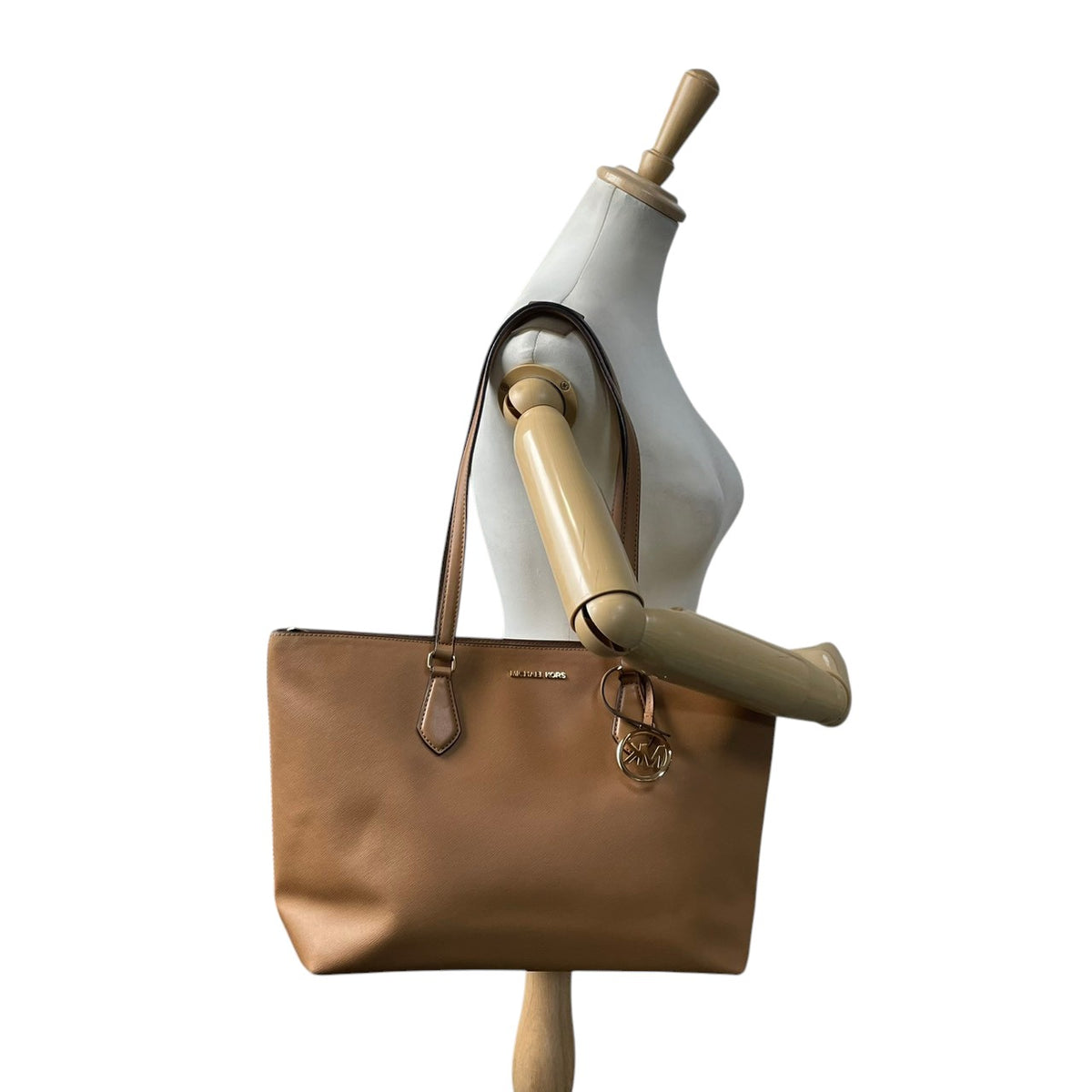 【美品】マイケルコース MICHAEL KORS SHEILA シーラ ミッドファスナー トート ラージ トートバッグ ハンドバッグ 肩掛け レザー 本革 サフィアーノ キャメルブラウン ゴールド金具 チャーム A4収納 通勤 通学 レディース S35