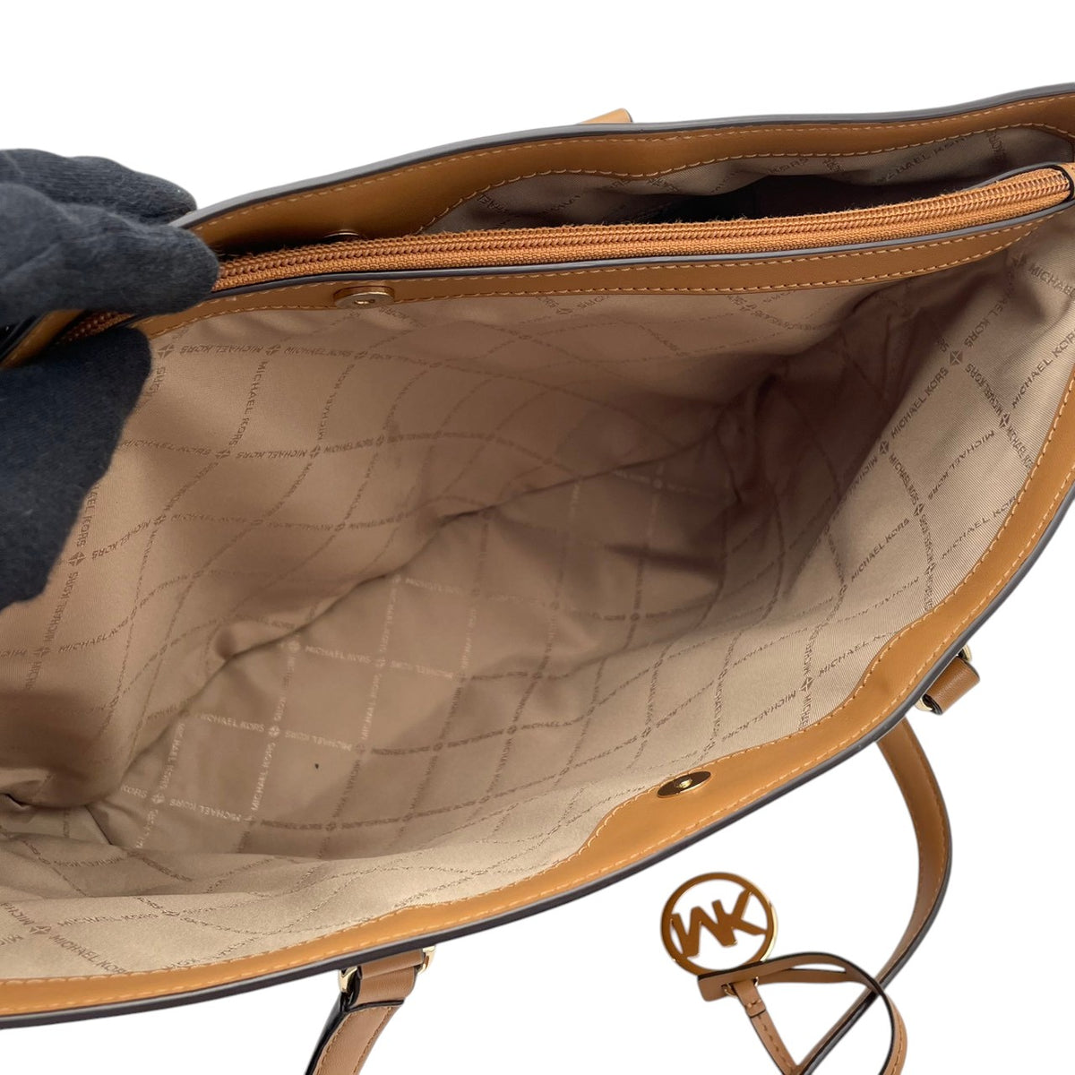 【美品】マイケルコース MICHAEL KORS SHEILA シーラ ミッドファスナー トート ラージ トートバッグ ハンドバッグ 肩掛け レザー 本革 サフィアーノ キャメルブラウン ゴールド金具 チャーム A4収納 通勤 通学 レディース S35